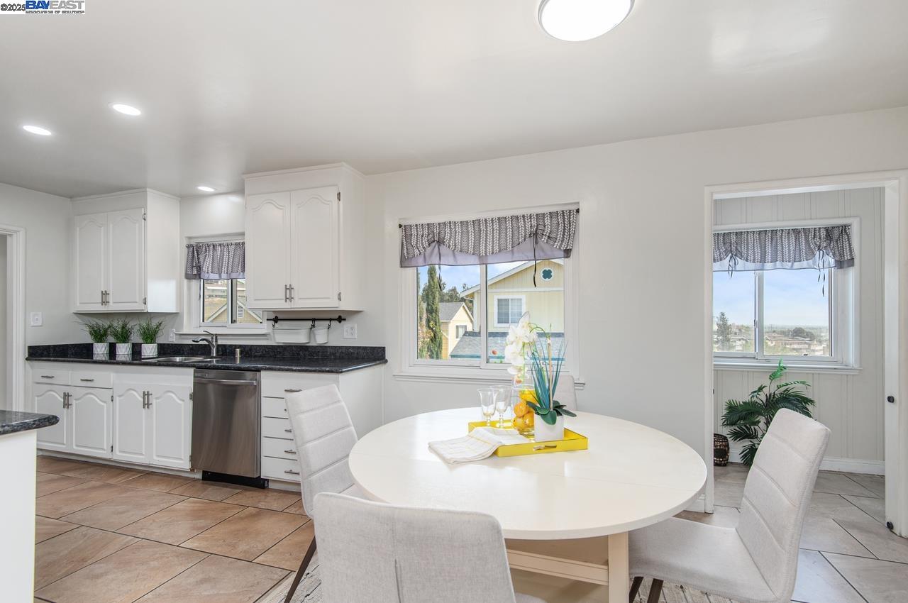 Detail Gallery Image 8 of 36 For 16560 Russell Ct, San Leandro,  CA 94578 - 3 Beds | 2 Baths
