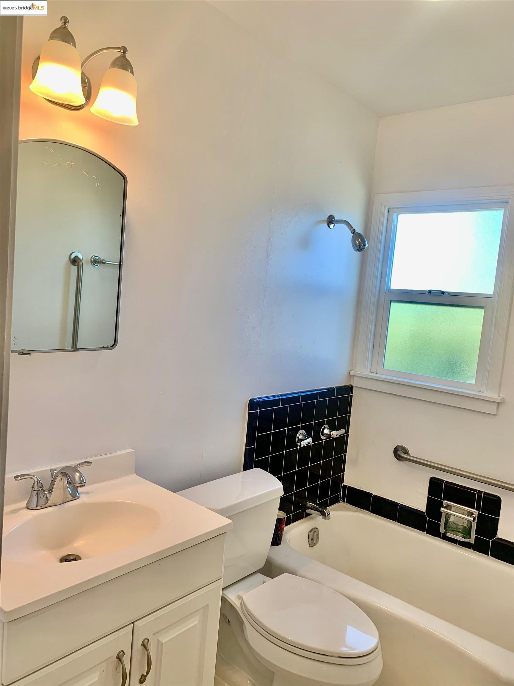 Detail Gallery Image 2 of 11 For 1028 61st St, Oakland,  CA 94608 - 2 Beds | 1 Baths