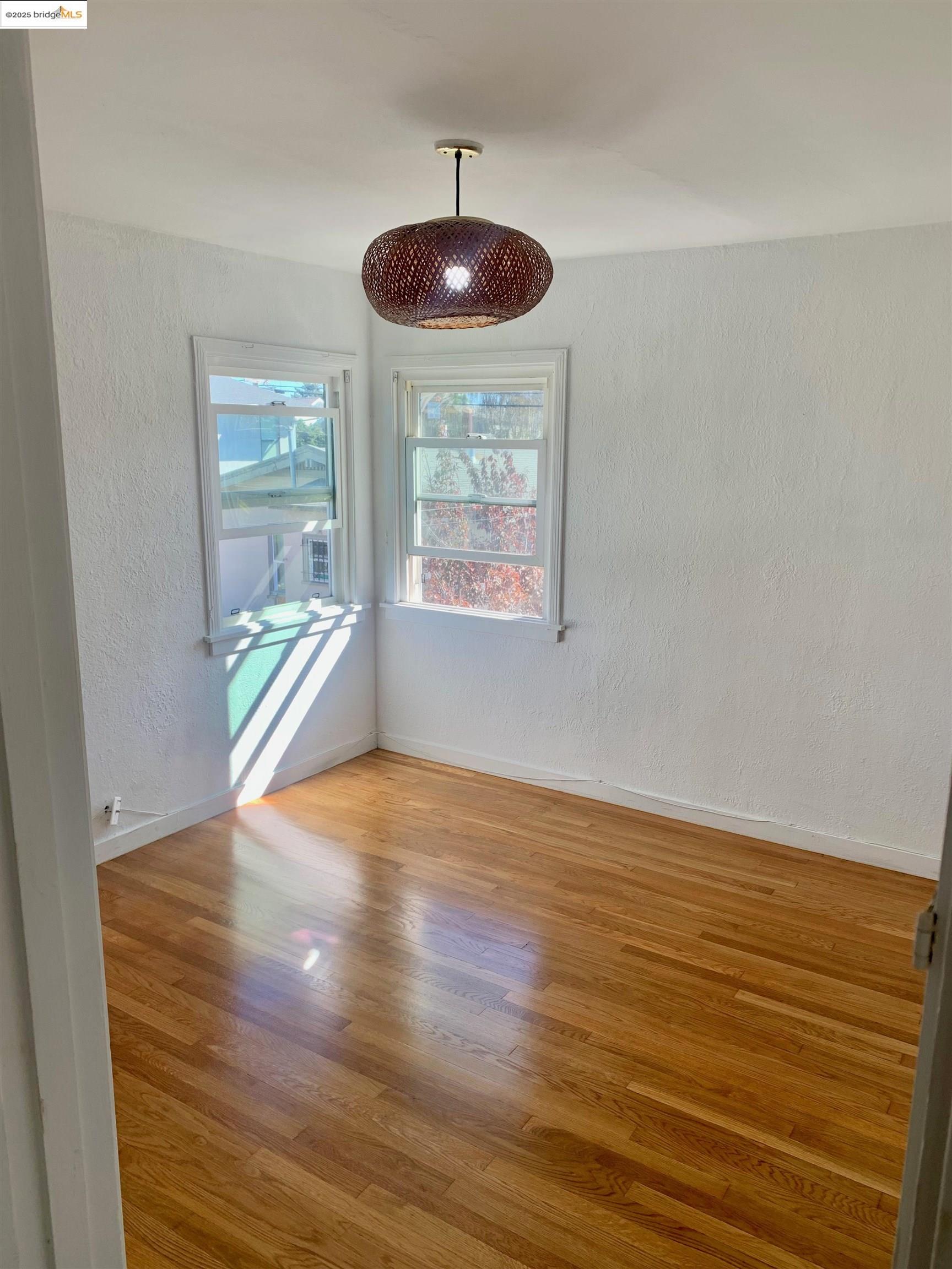 Detail Gallery Image 3 of 11 For 1028 61st St, Oakland,  CA 94608 - 2 Beds | 1 Baths