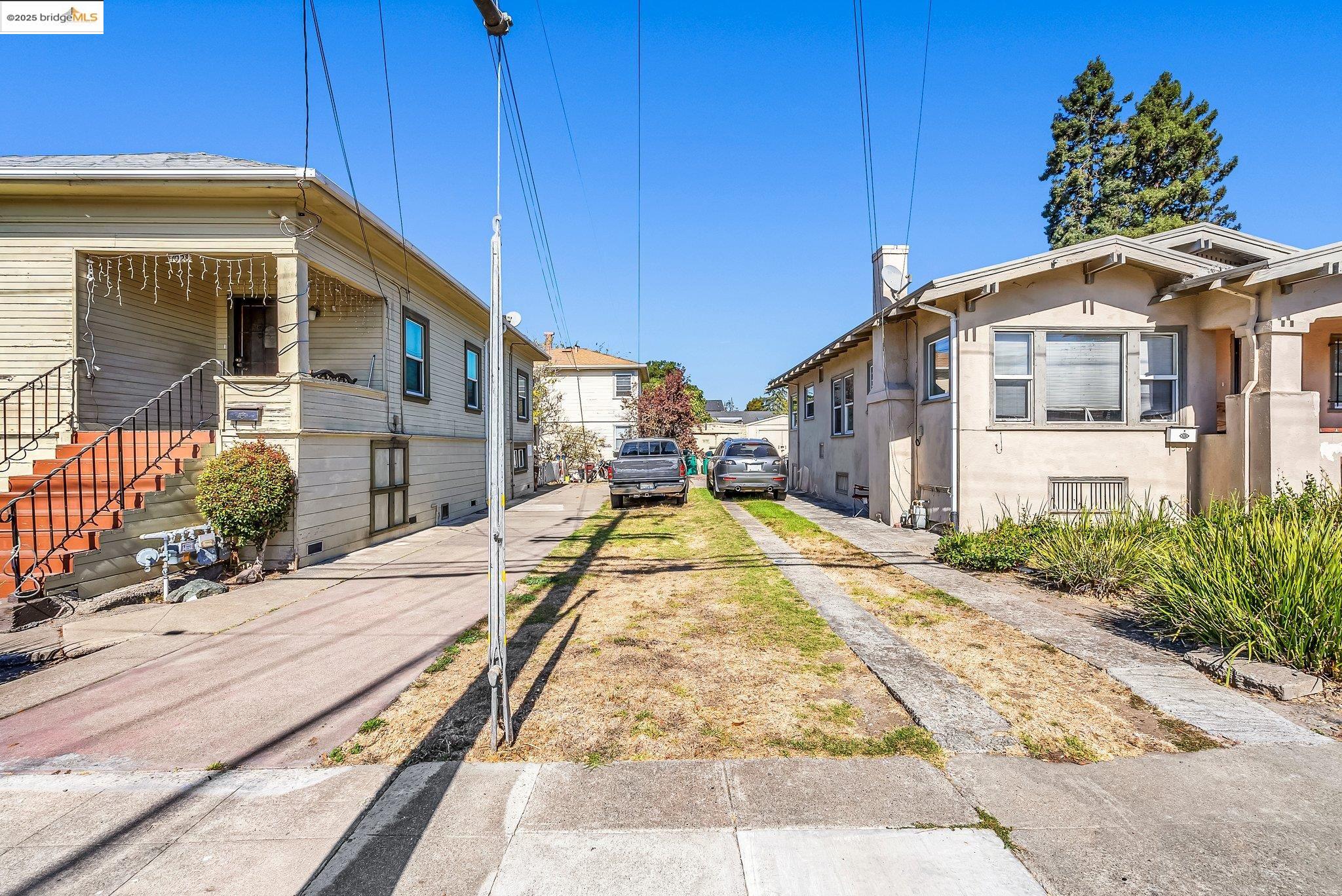 Detail Gallery Image 4 of 11 For 1028 61st St, Oakland,  CA 94608 - 2 Beds | 1 Baths