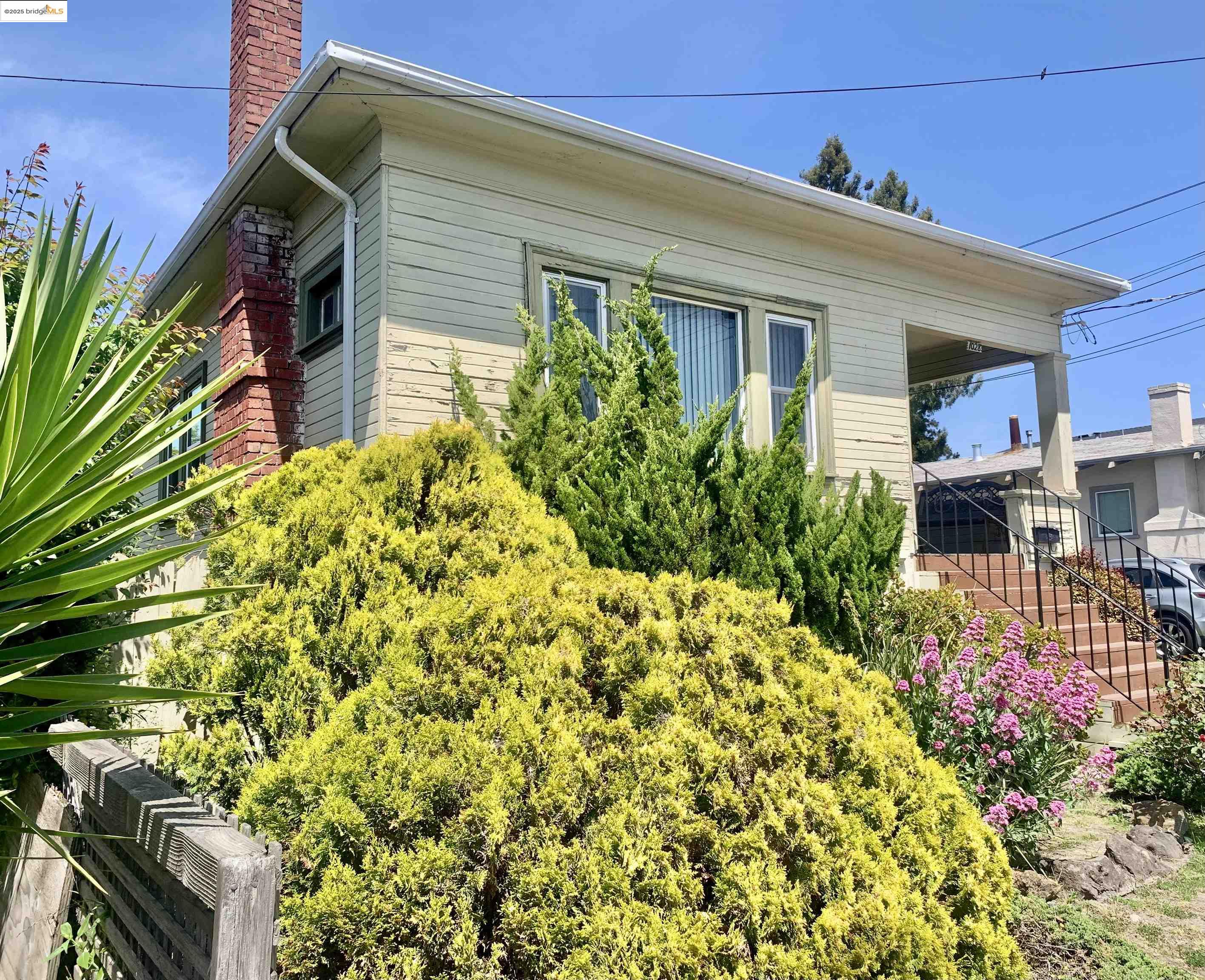 Detail Gallery Image 5 of 11 For 1028 61st St, Oakland,  CA 94608 - 2 Beds | 1 Baths