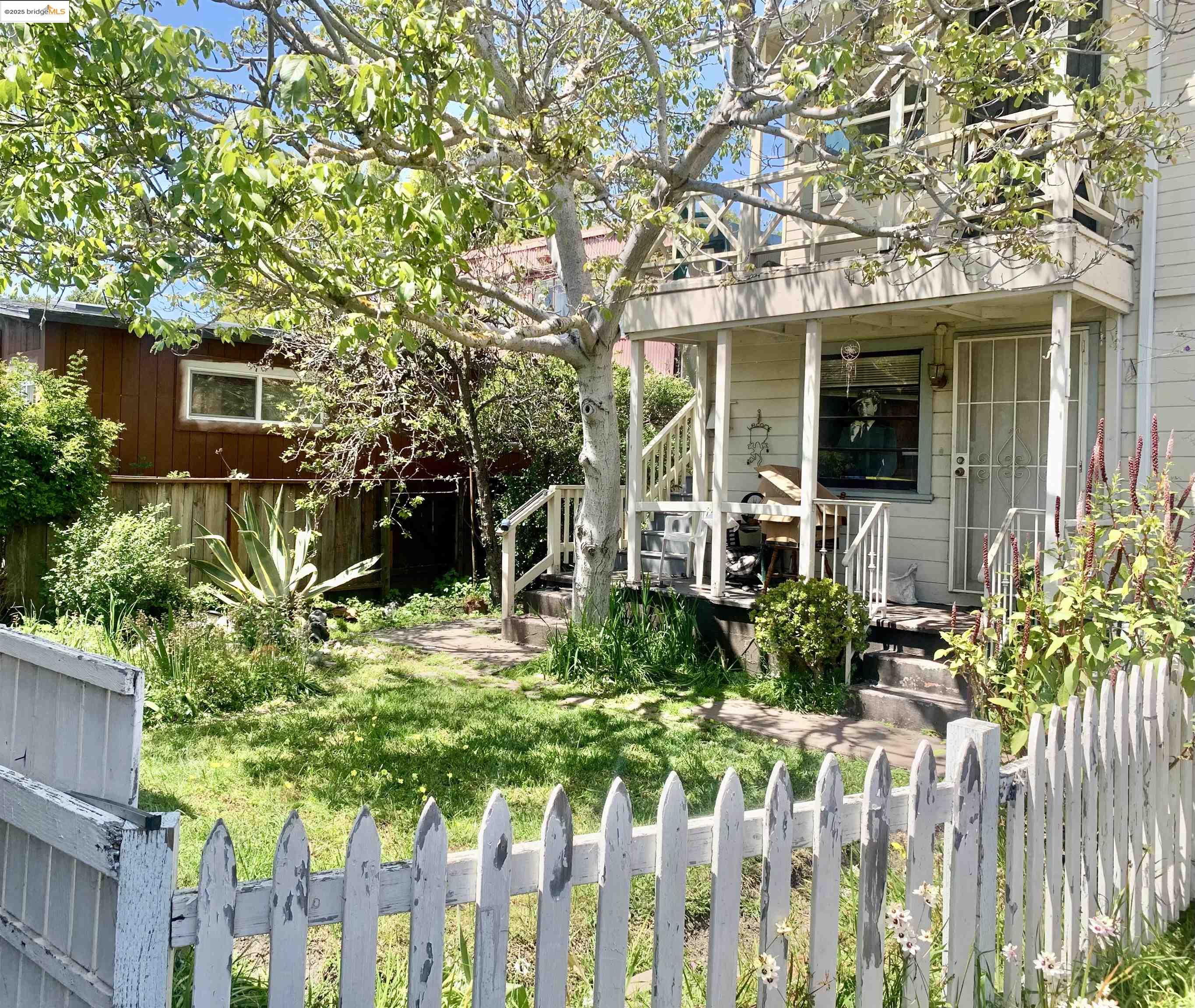 Detail Gallery Image 8 of 11 For 1028 61st St, Oakland,  CA 94608 - 2 Beds | 1 Baths