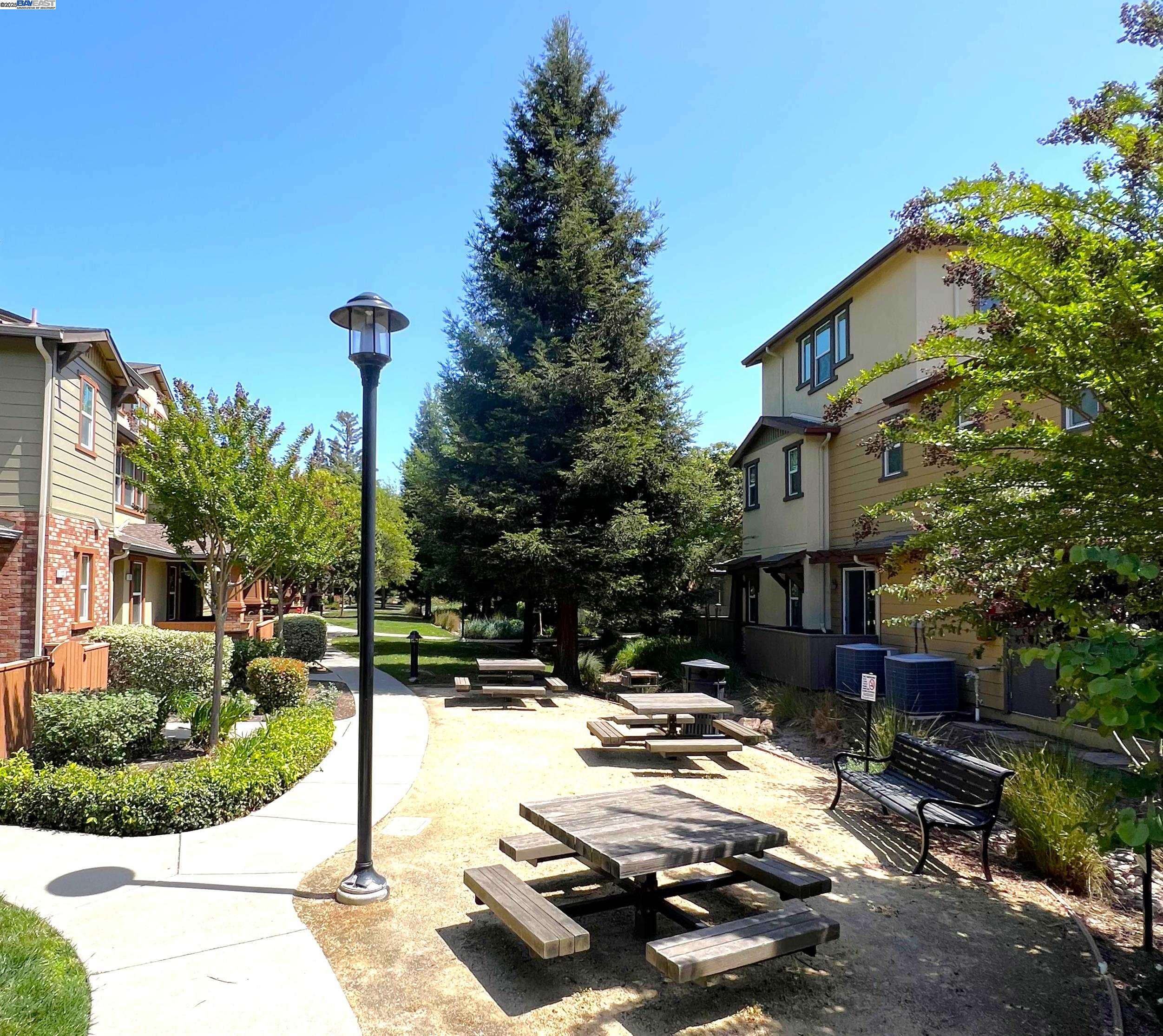 Detail Gallery Image 17 of 25 For 726 El Paseo Cir, Walnut Creek,  CA 94597 - 3 Beds | 3/1 Baths