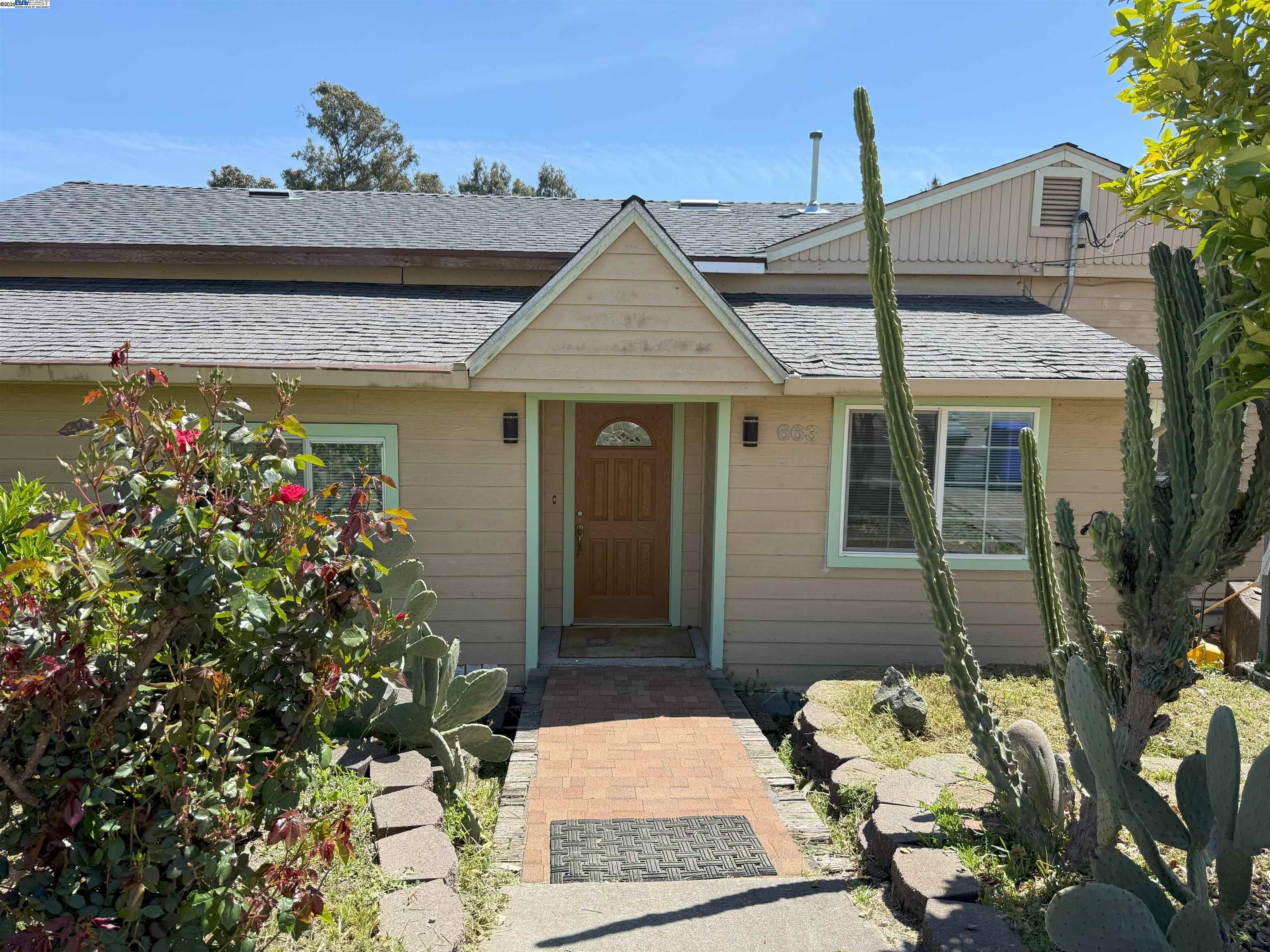 Detail Gallery Image 2 of 36 For 663 Renfrew Rd, El Sobrante,  CA 94803 - 3 Beds | 3 Baths