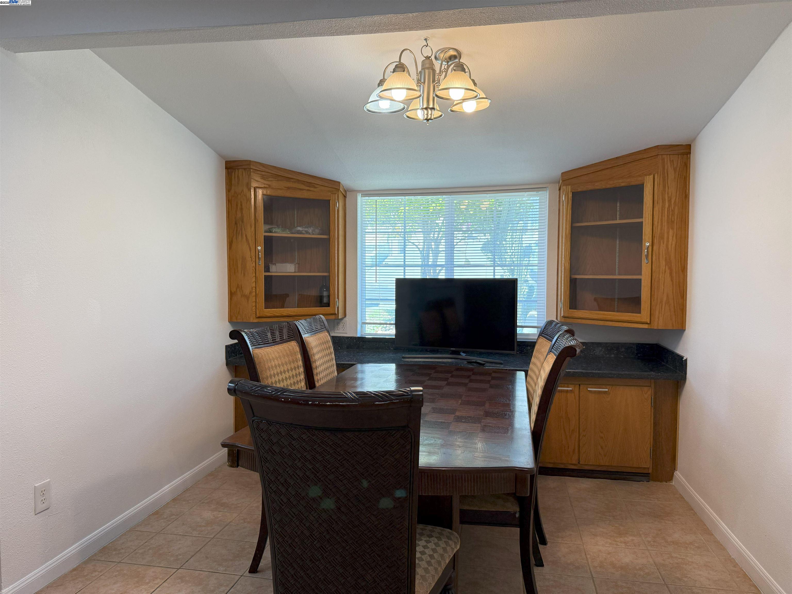 Detail Gallery Image 5 of 36 For 663 Renfrew Rd, El Sobrante,  CA 94803 - 3 Beds | 3 Baths