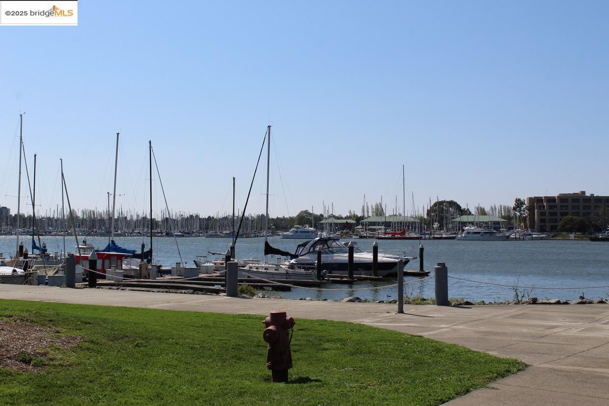 Detail Gallery Image 5 of 5 For 11 Embarcadero, Oakland,  CA 94607 - – Beds | – Baths