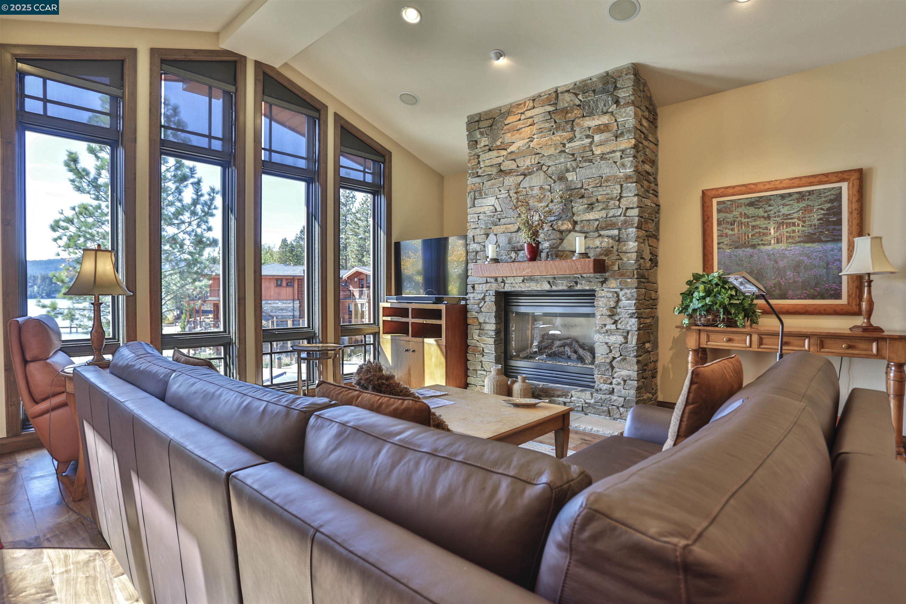Detail Gallery Image 8 of 28 For 6750 North Lake Blvd 6b,  Tahoe Vista,  CA 96148 - 3 Beds | 3 Baths