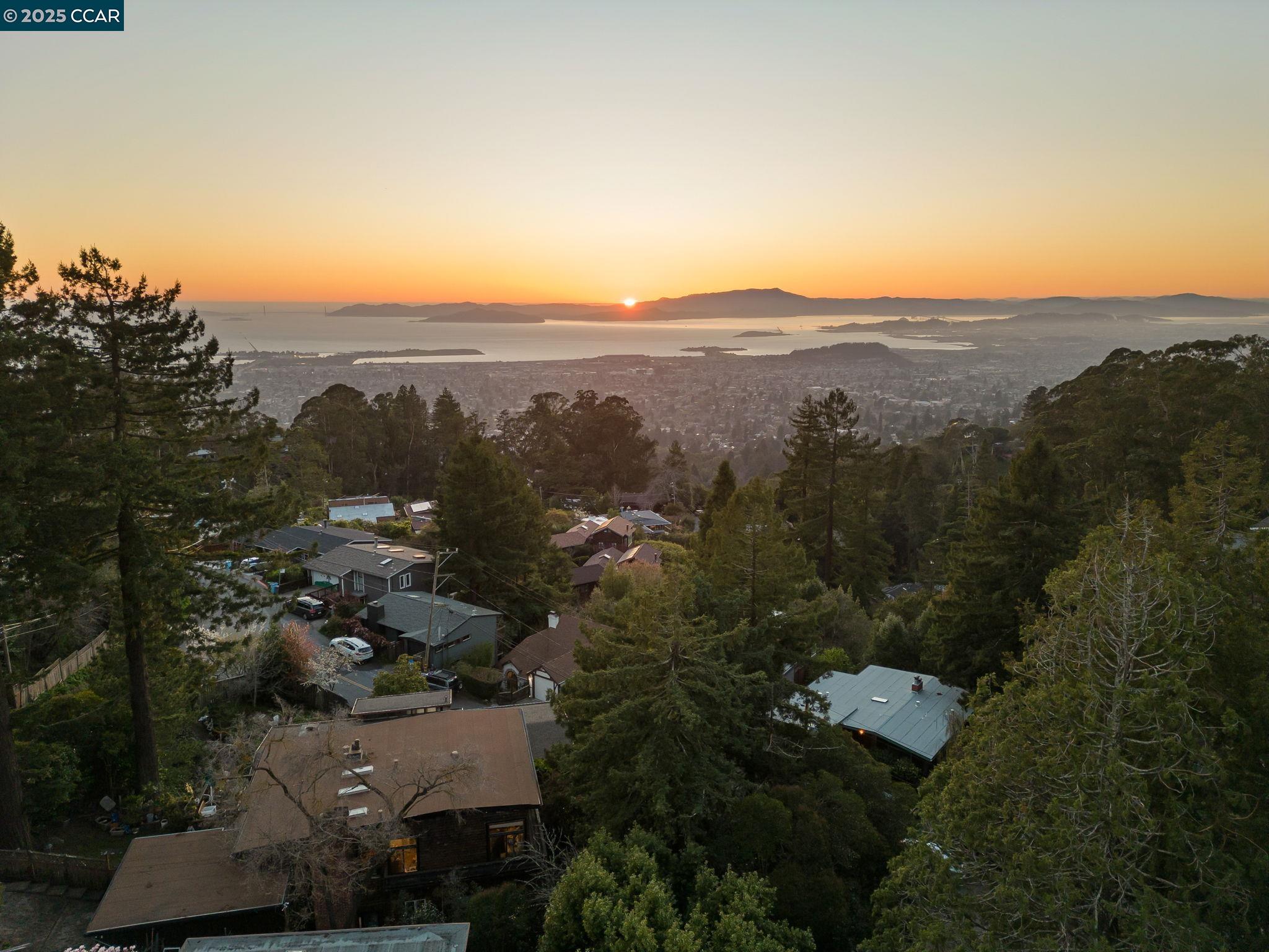 Detail Gallery Image 2 of 41 For 230 Fairlawn Dr, Berkeley,  CA 94708 - 4 Beds | 2 Baths