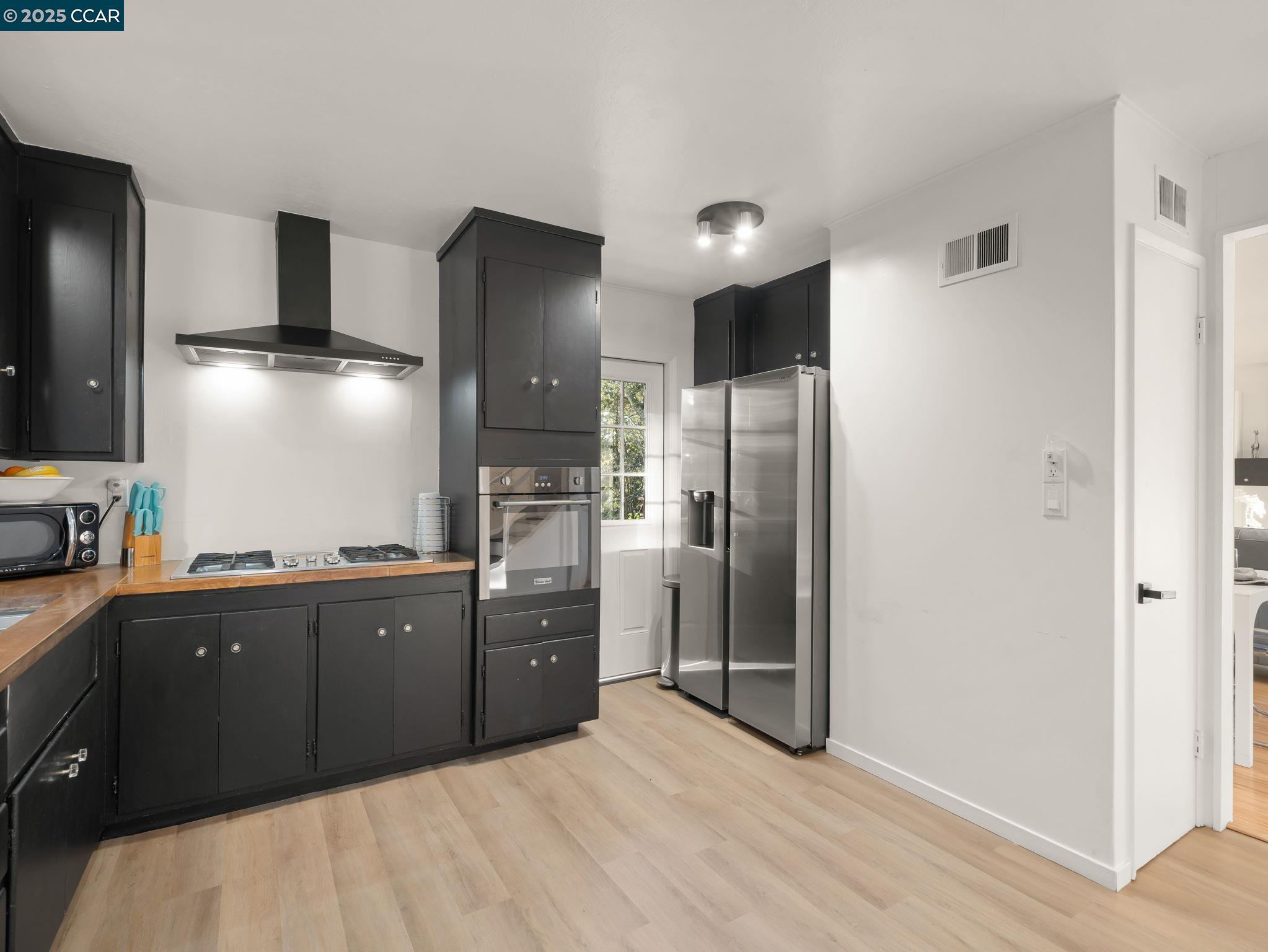 Detail Gallery Image 11 of 41 For 230 Fairlawn Dr, Berkeley,  CA 94708 - 4 Beds | 2 Baths