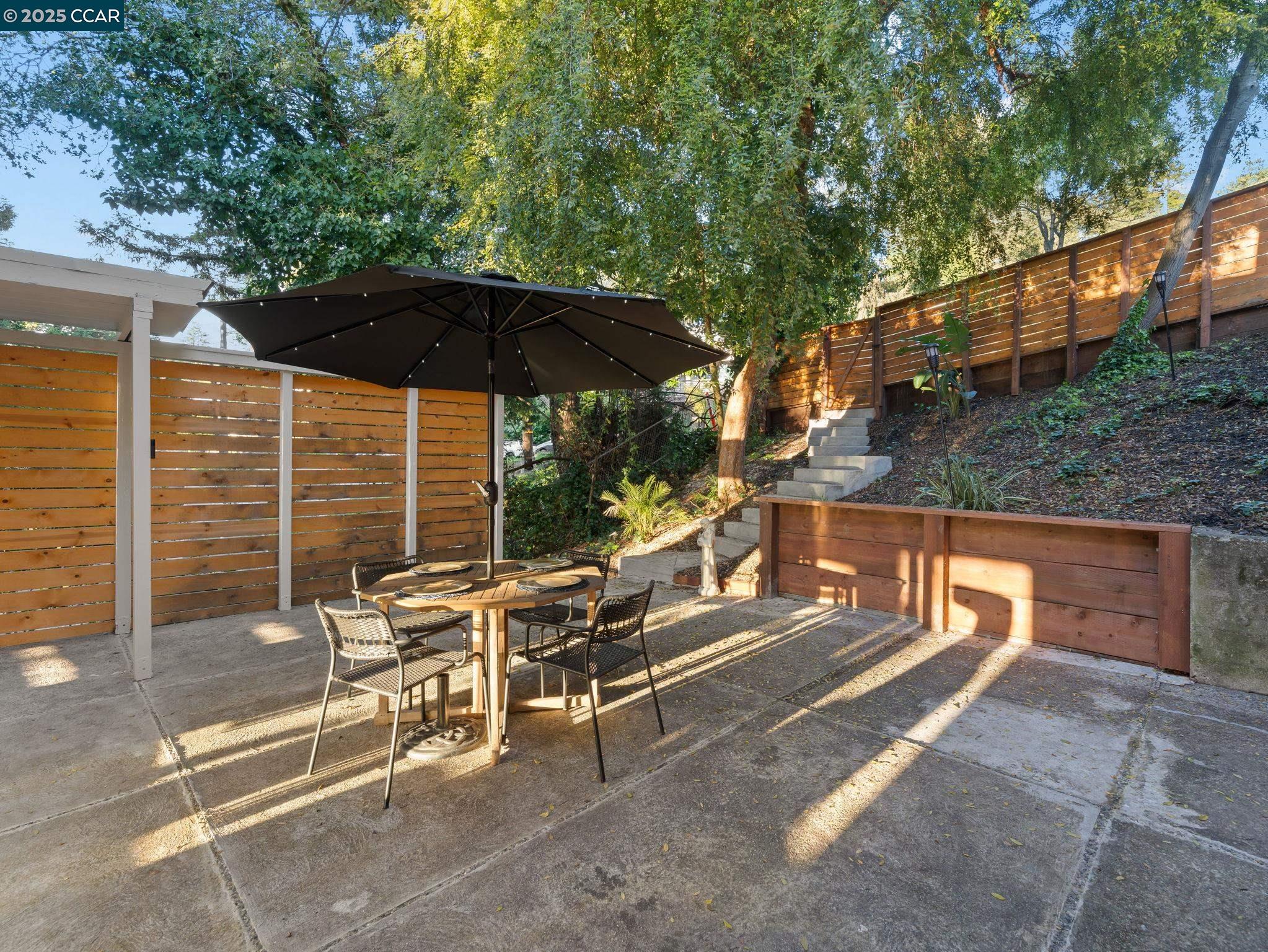 Detail Gallery Image 4 of 41 For 230 Fairlawn Dr, Berkeley,  CA 94708 - 4 Beds | 2 Baths