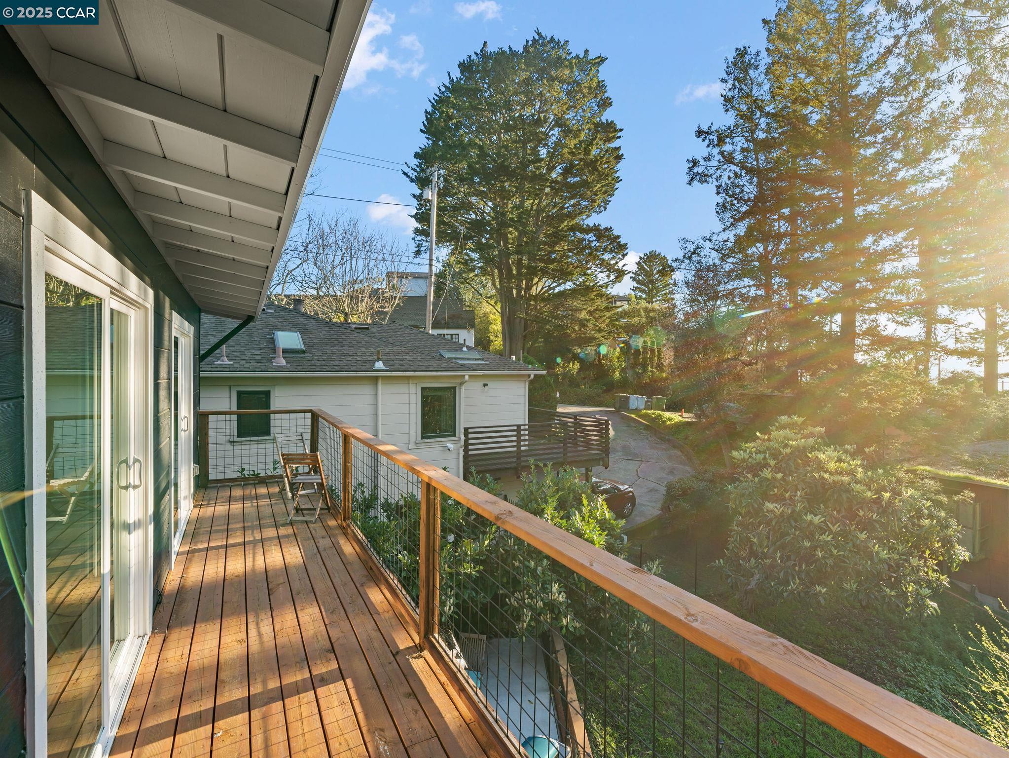 Detail Gallery Image 5 of 41 For 230 Fairlawn Dr, Berkeley,  CA 94708 - 4 Beds | 2 Baths