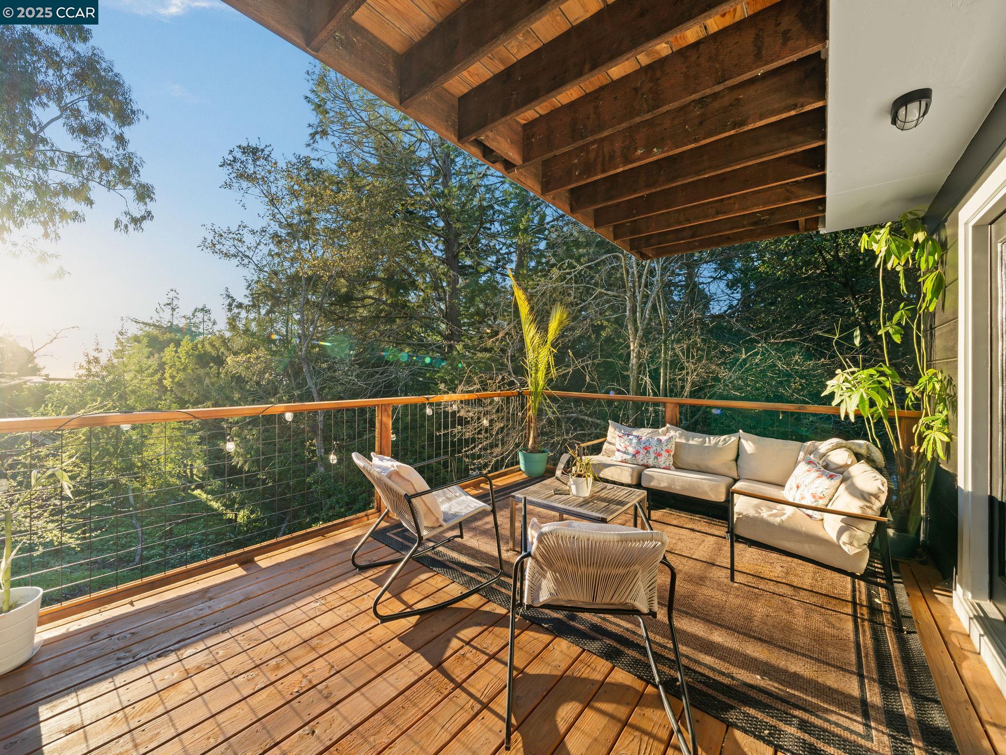 Detail Gallery Image 6 of 41 For 230 Fairlawn Dr, Berkeley,  CA 94708 - 4 Beds | 2 Baths