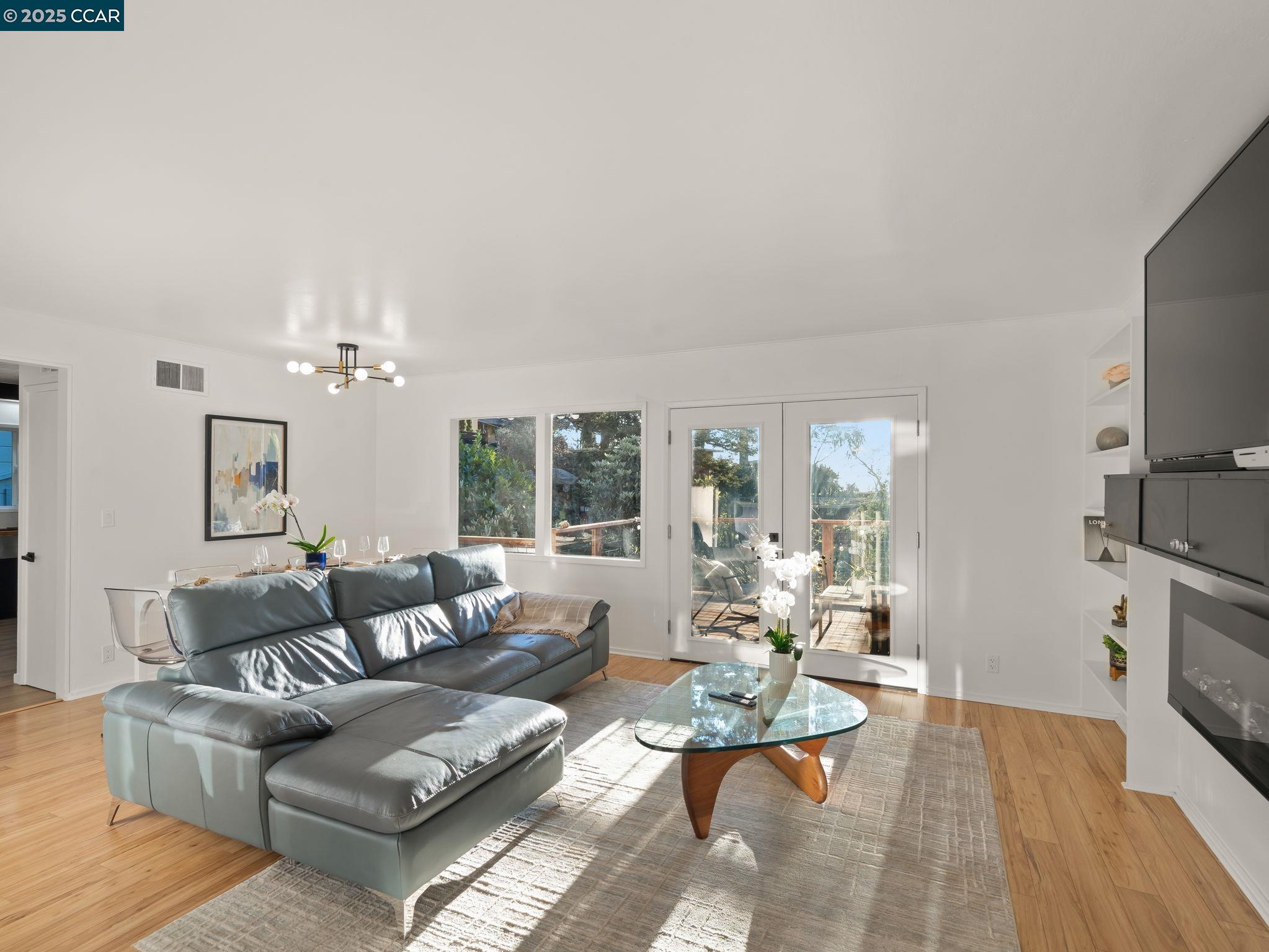 Detail Gallery Image 9 of 41 For 230 Fairlawn Dr, Berkeley,  CA 94708 - 4 Beds | 2 Baths