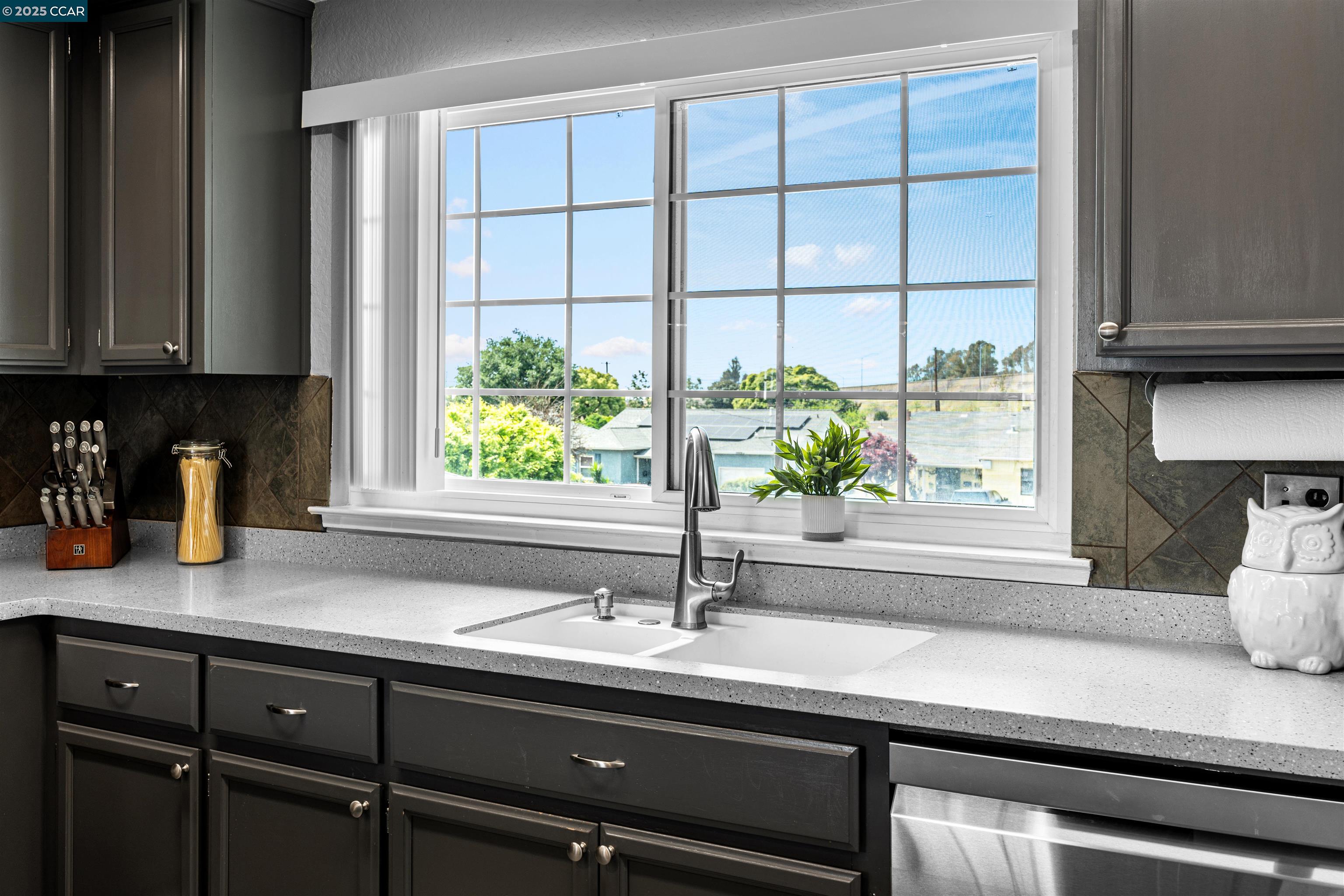 Detail Gallery Image 14 of 34 For 1251 Sandy Bridges Ct, Hayward,  CA 94541 - 3 Beds | 2/1 Baths