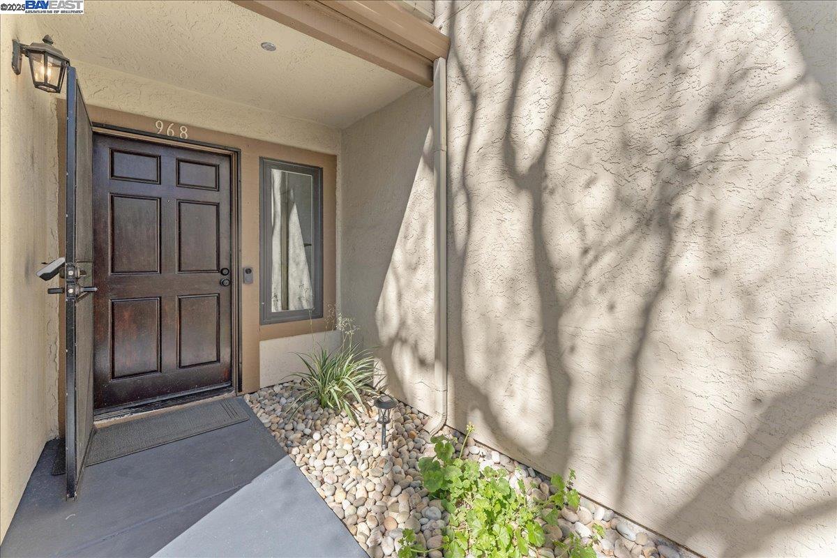 Detail Gallery Image 2 of 30 For 968 Huntington Terrace, Fremont,  CA 94536 - 2 Beds | 2/1 Baths