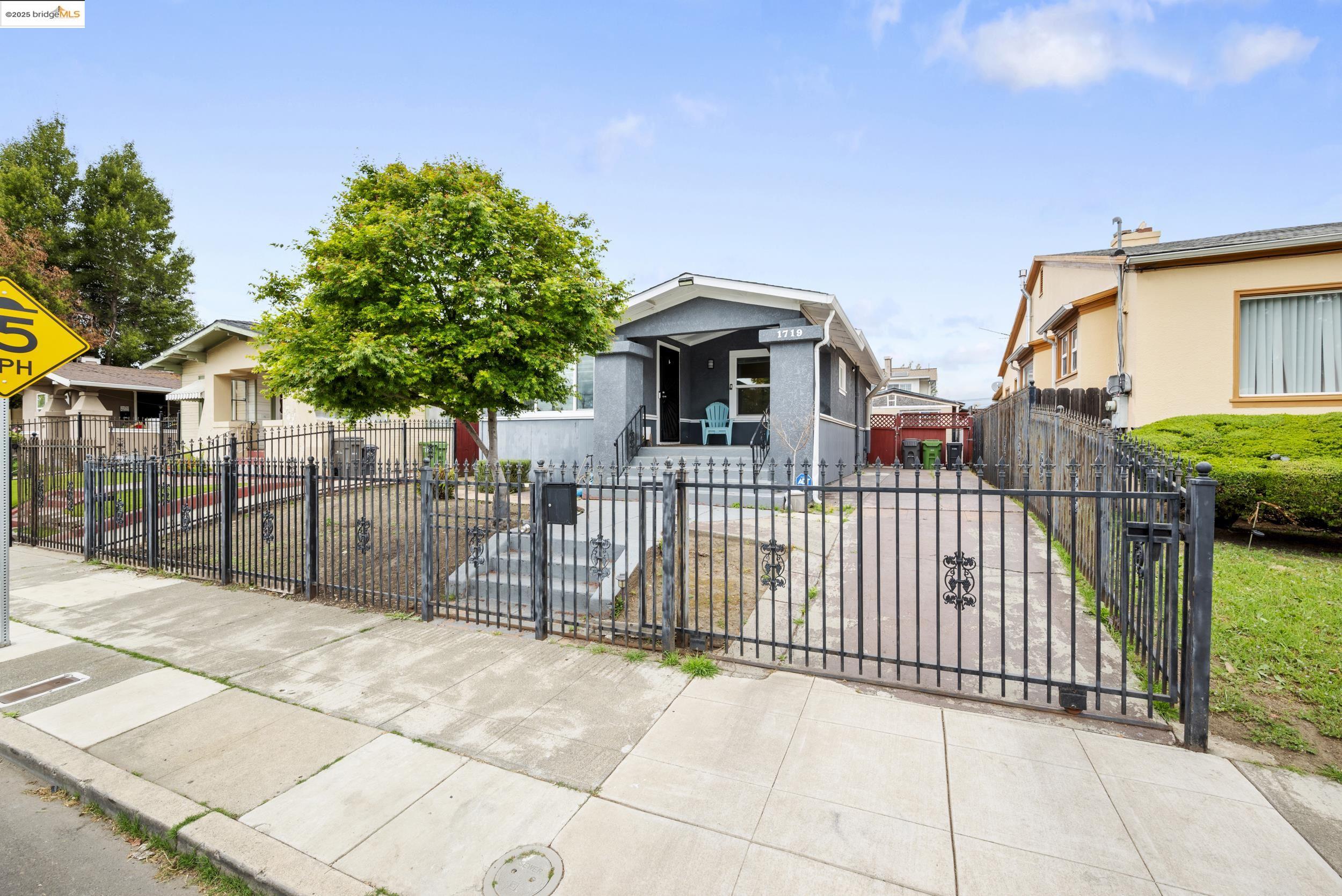 Detail Gallery Image 1 of 1 For 1719 87th Avenue, Oakland,  CA 94621 - 2 Beds | 2 Baths