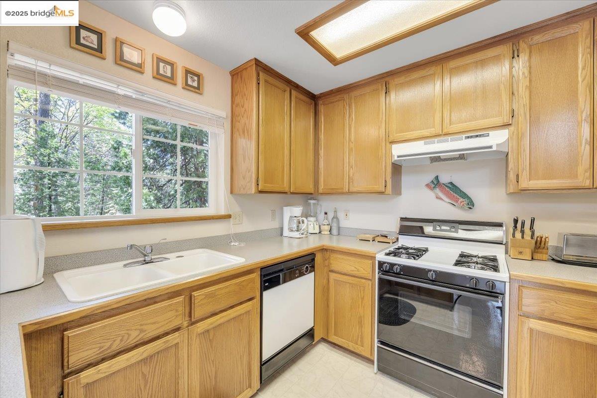 Detail Gallery Image 11 of 53 For 24030 Hitching Post Rd, Sonora,  CA 95370 - 3 Beds | 2/1 Baths