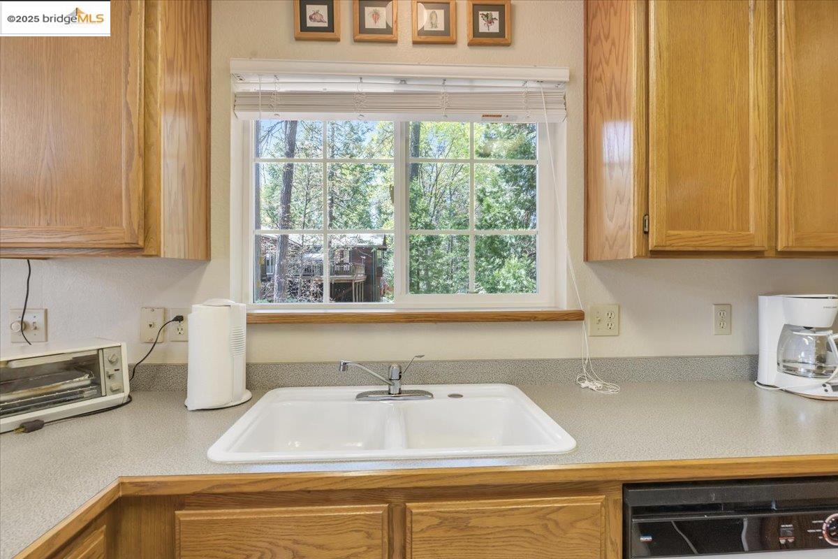 Detail Gallery Image 12 of 53 For 24030 Hitching Post Rd, Sonora,  CA 95370 - 3 Beds | 2/1 Baths
