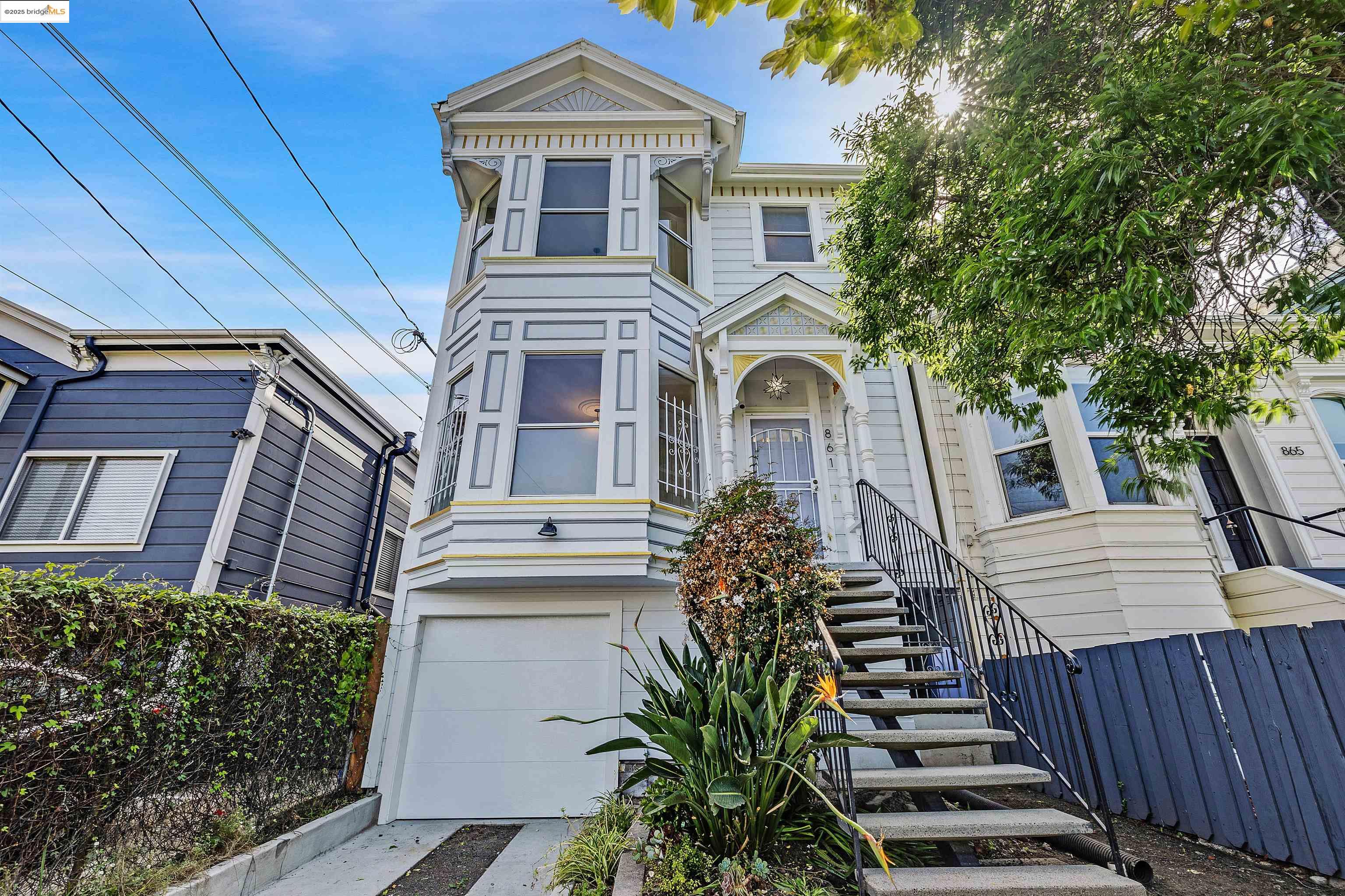 Detail Gallery Image 1 of 1 For 861 20th St, Oakland,  CA 94607 - 4 Beds | 2 Baths