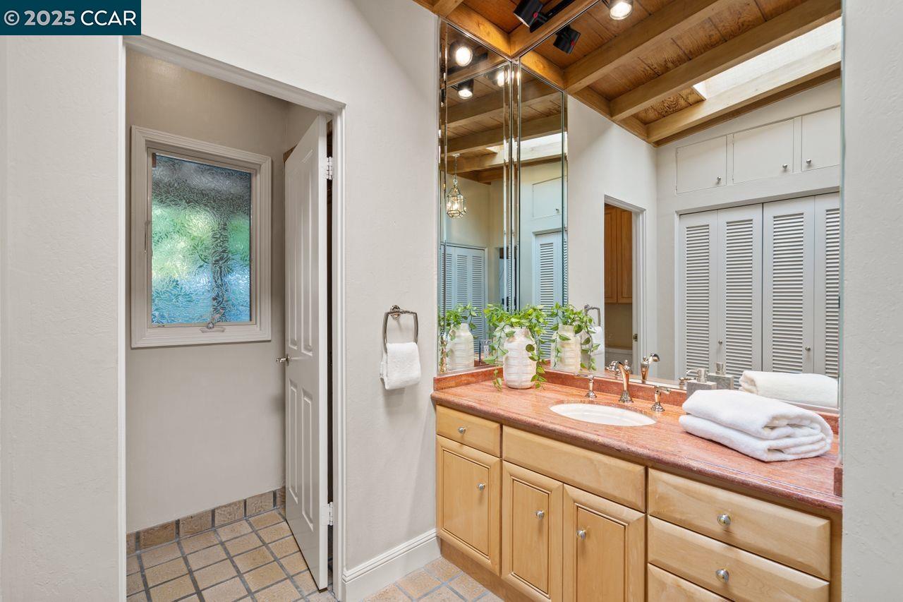 Detail Gallery Image 26 of 51 For 23 Lost Valley Dr, Orinda,  CA 94563 - 4 Beds | 3 Baths