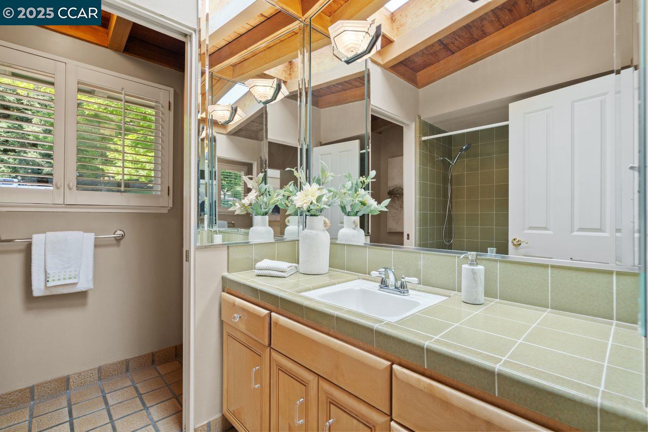 Detail Gallery Image 30 of 51 For 23 Lost Valley Dr, Orinda,  CA 94563 - 4 Beds | 3 Baths