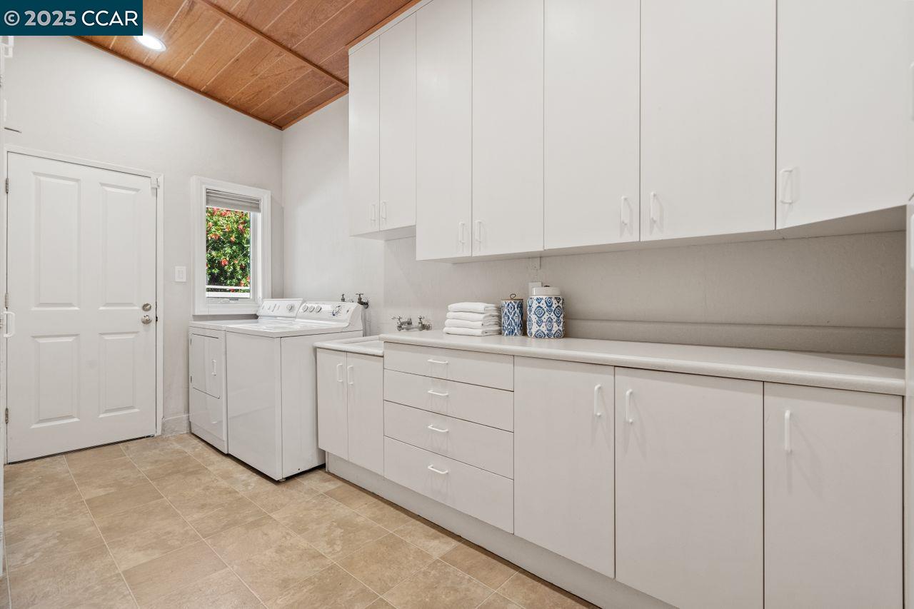 Detail Gallery Image 31 of 51 For 23 Lost Valley Dr, Orinda,  CA 94563 - 4 Beds | 3 Baths
