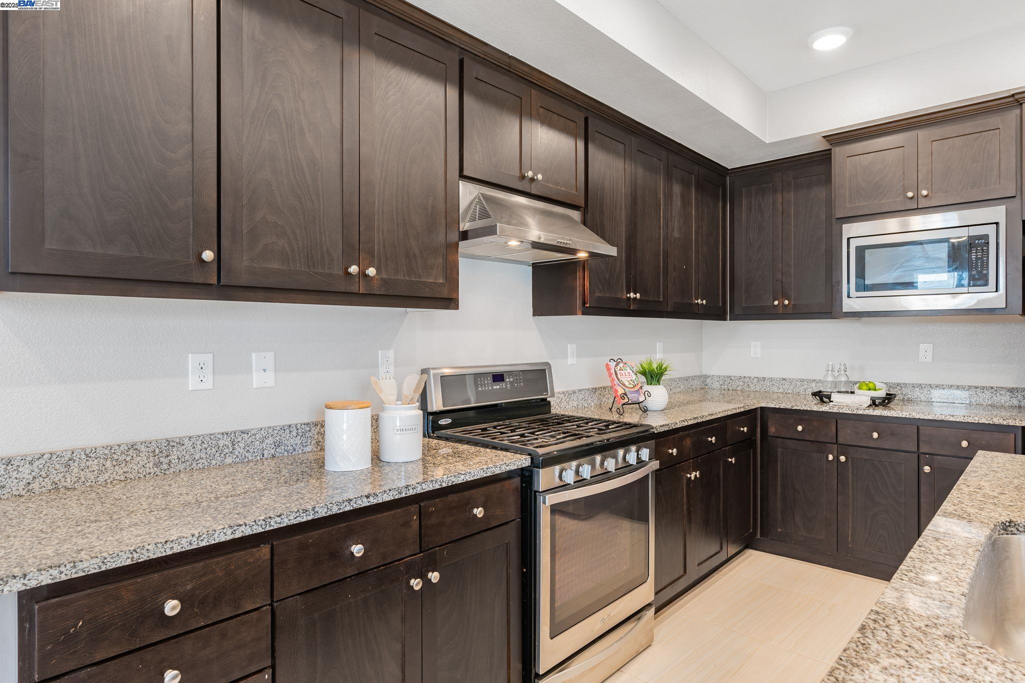 Detail Gallery Image 13 of 30 For 1856 Newbury Park Dr, San Jose,  CA 95133 - 3 Beds | 3 Baths