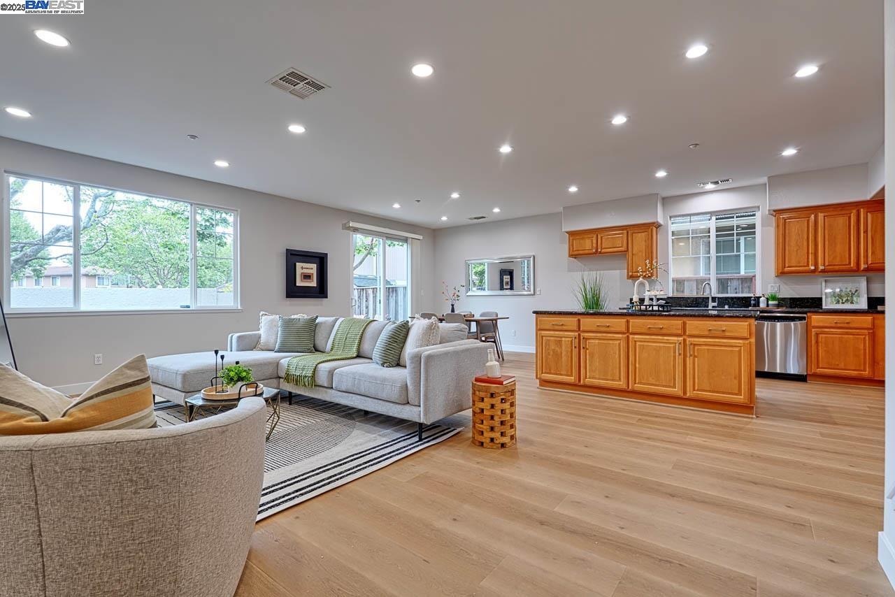 Detail Gallery Image 12 of 50 For 32675 Kenita Way, Union City,  CA 94587 - 5 Beds | 3 Baths