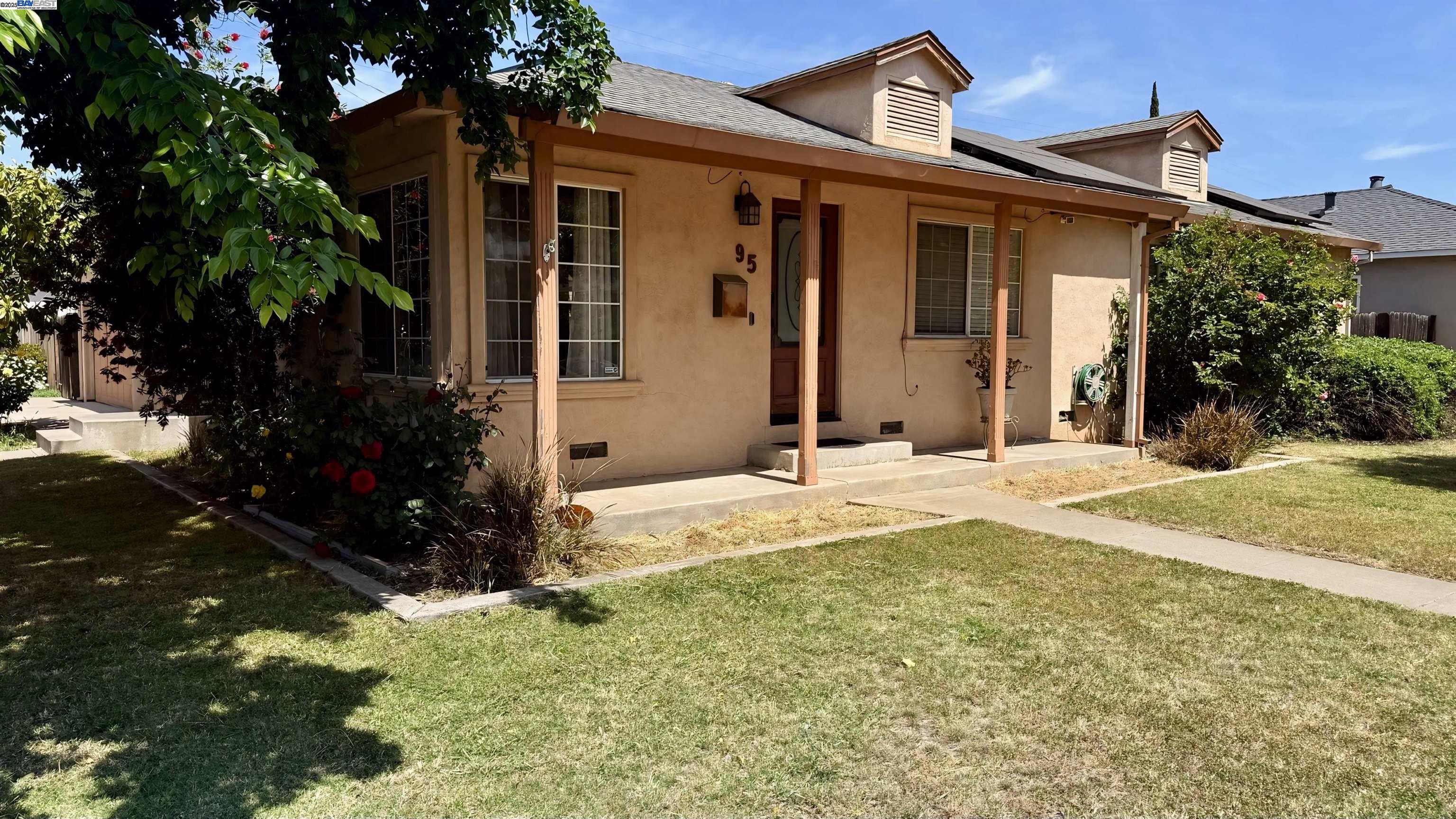 Detail Gallery Image 2 of 24 For 95 W Downs St, Stockton,  CA 95204 - 4 Beds | 2 Baths