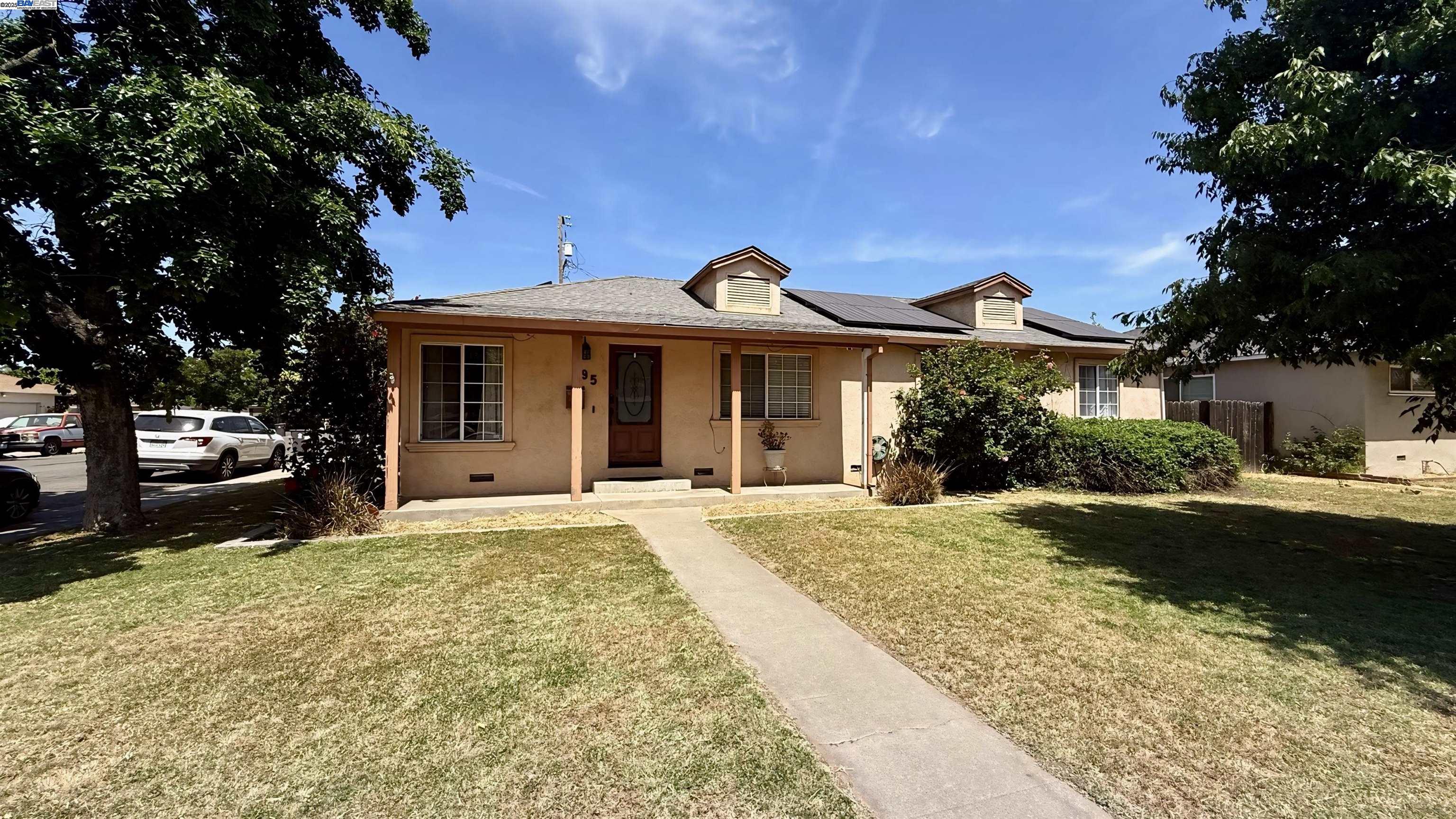 Detail Gallery Image 3 of 24 For 95 W Downs St, Stockton,  CA 95204 - 4 Beds | 2 Baths
