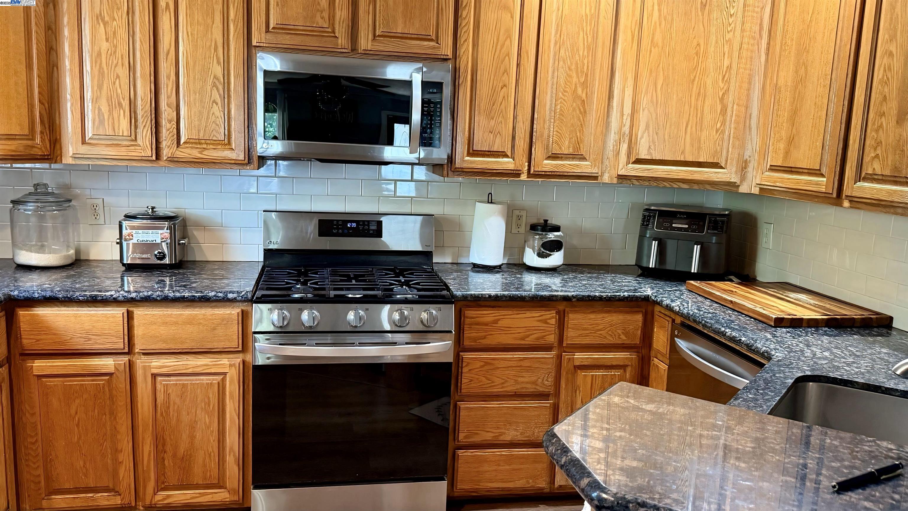 Detail Gallery Image 9 of 24 For 95 W Downs St, Stockton,  CA 95204 - 4 Beds | 2 Baths