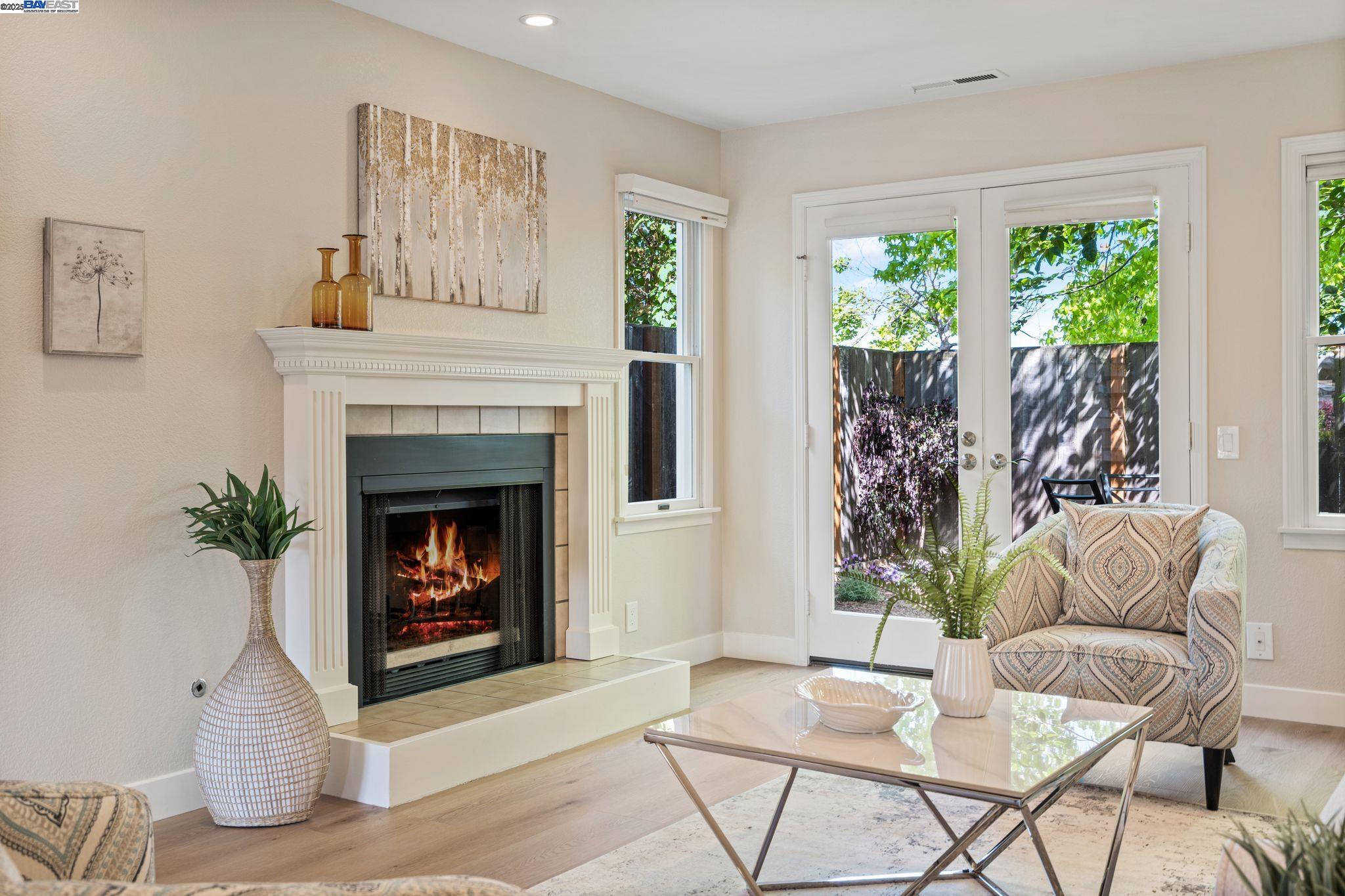 Detail Gallery Image 2 of 35 For 642 Centre Ct, Alameda,  CA 94502 - 2 Beds | 2/1 Baths