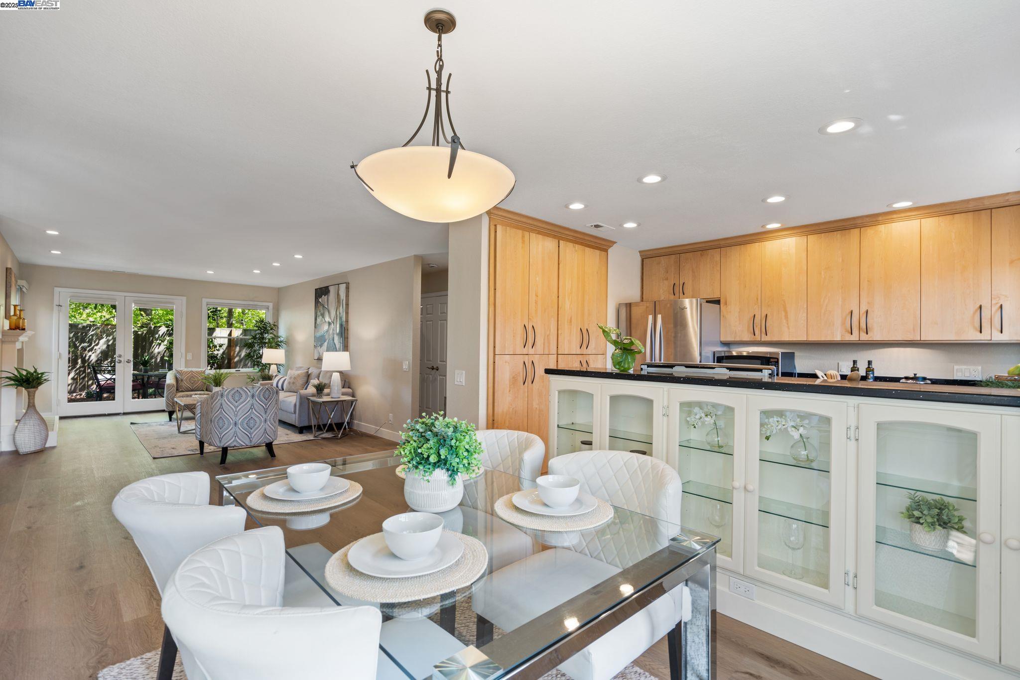 Detail Gallery Image 3 of 35 For 642 Centre Ct, Alameda,  CA 94502 - 2 Beds | 2/1 Baths