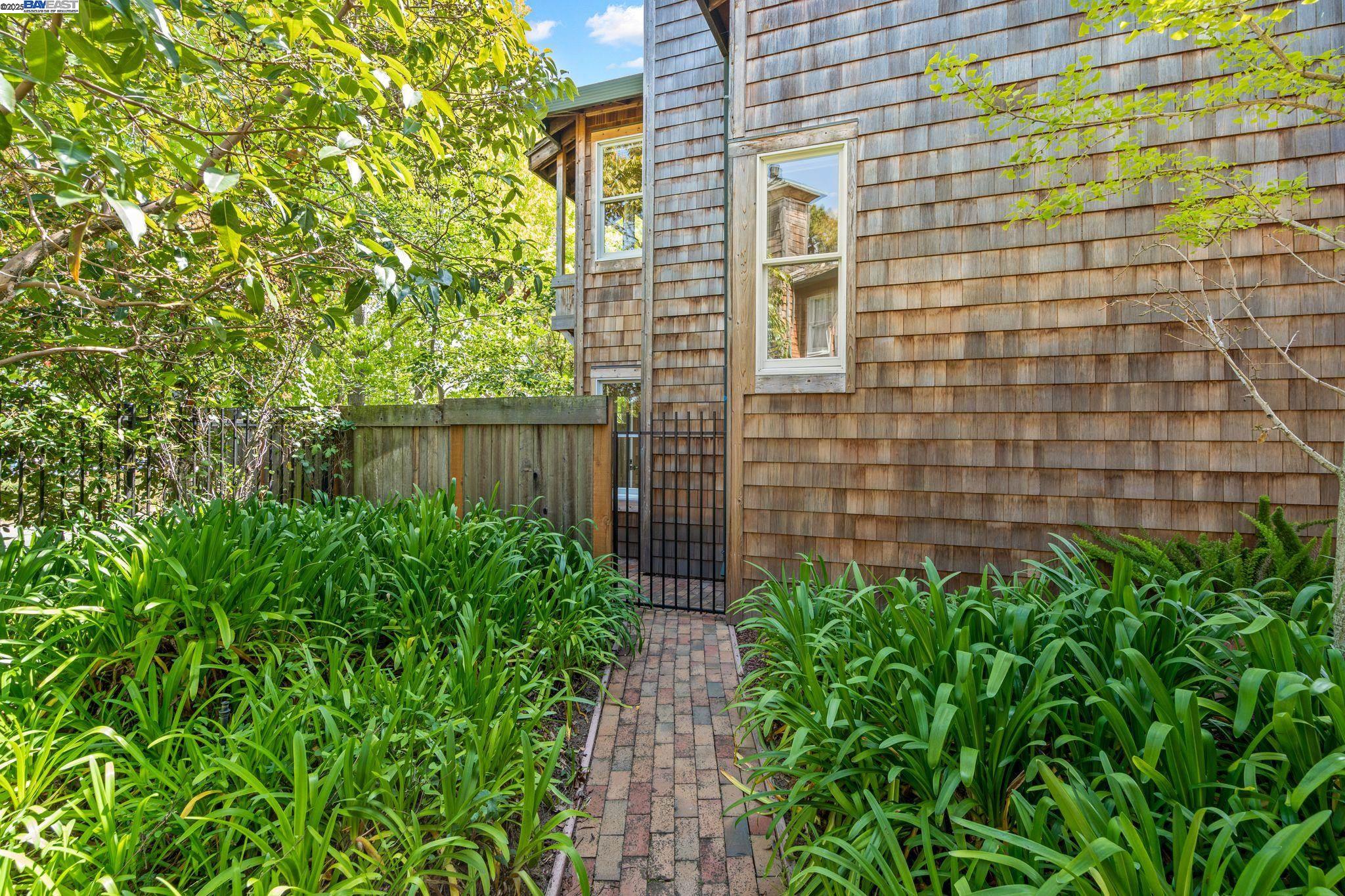 Detail Gallery Image 21 of 35 For 642 Centre Ct, Alameda,  CA 94502 - 2 Beds | 2/1 Baths