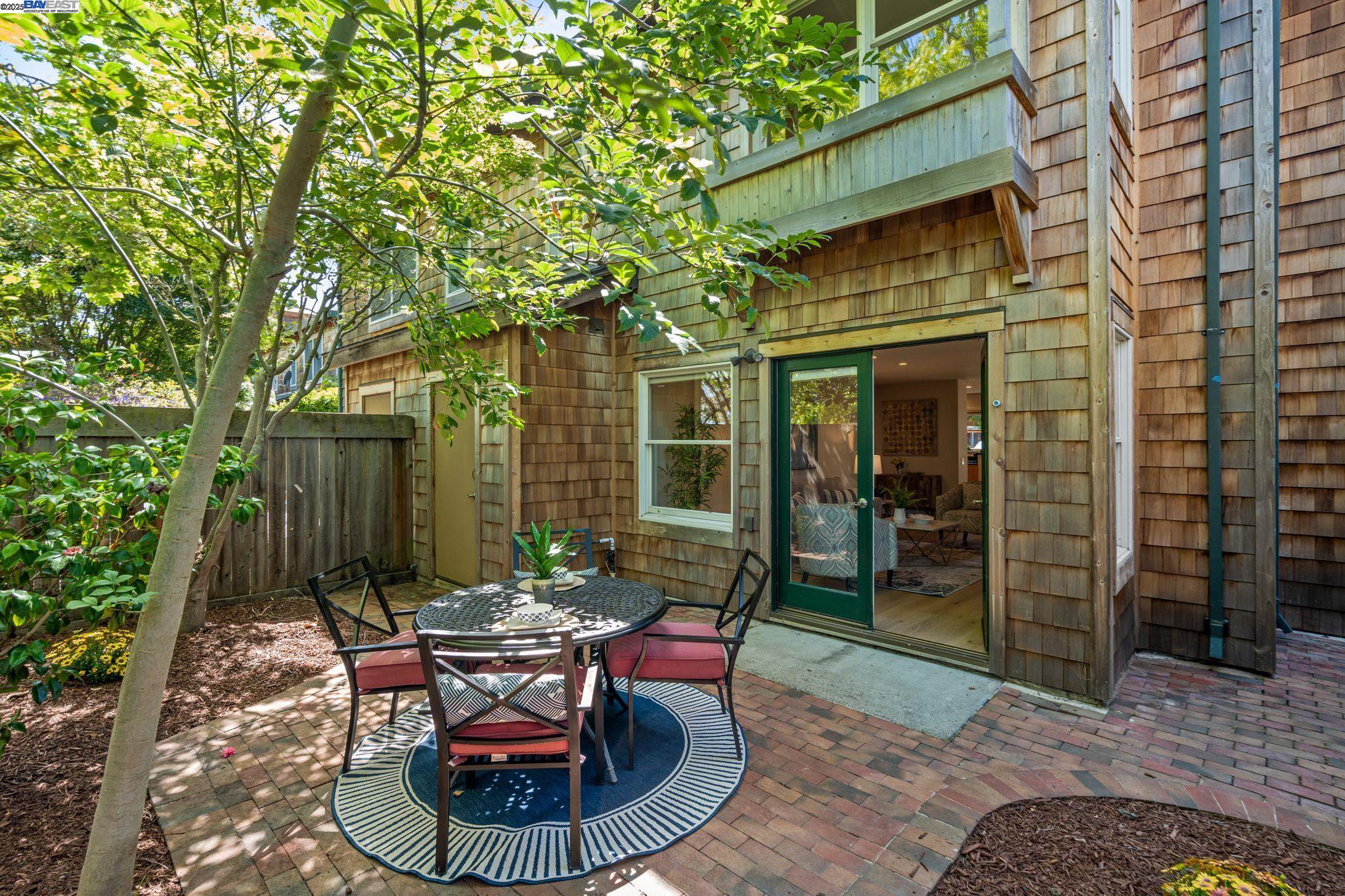 Detail Gallery Image 22 of 35 For 642 Centre Ct, Alameda,  CA 94502 - 2 Beds | 2/1 Baths