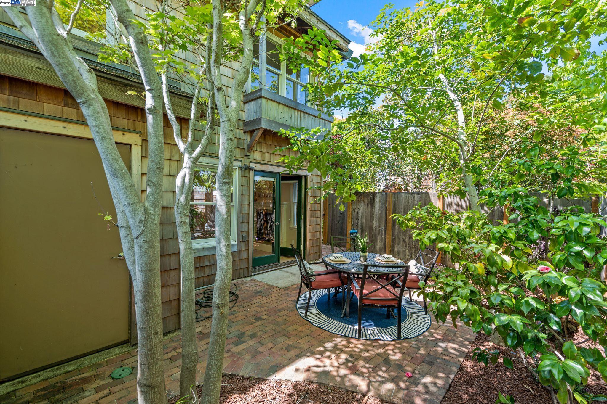 Detail Gallery Image 23 of 35 For 642 Centre Ct, Alameda,  CA 94502 - 2 Beds | 2/1 Baths