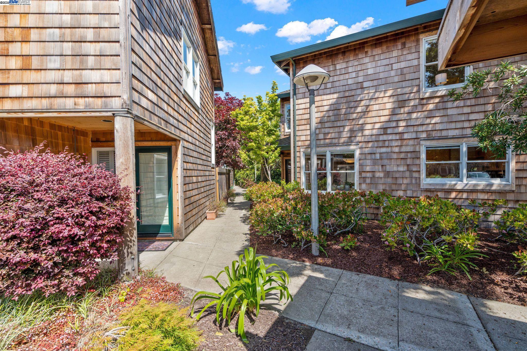Detail Gallery Image 26 of 35 For 642 Centre Ct, Alameda,  CA 94502 - 2 Beds | 2/1 Baths