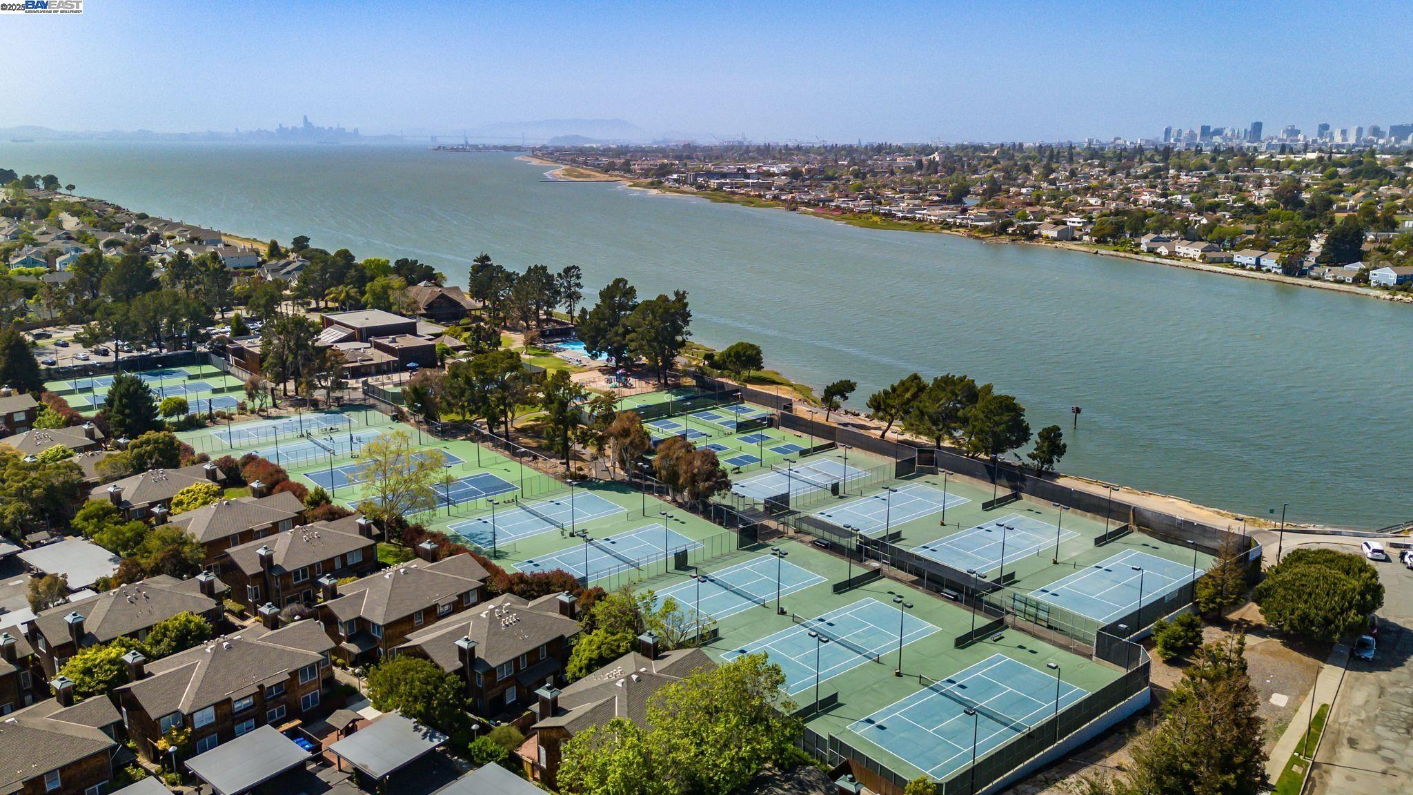 Detail Gallery Image 28 of 35 For 642 Centre Ct, Alameda,  CA 94502 - 2 Beds | 2/1 Baths
