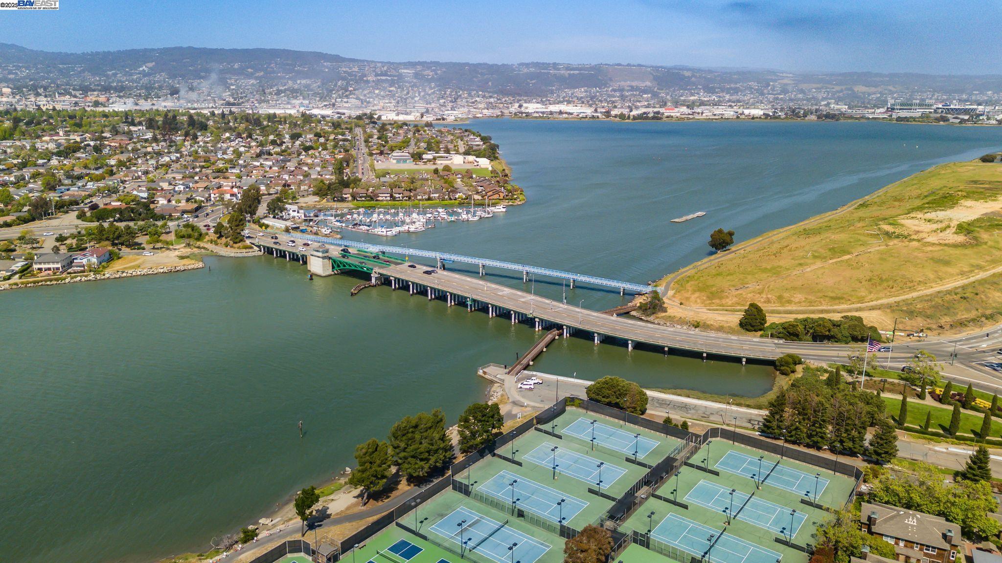 Detail Gallery Image 29 of 35 For 642 Centre Ct, Alameda,  CA 94502 - 2 Beds | 2/1 Baths