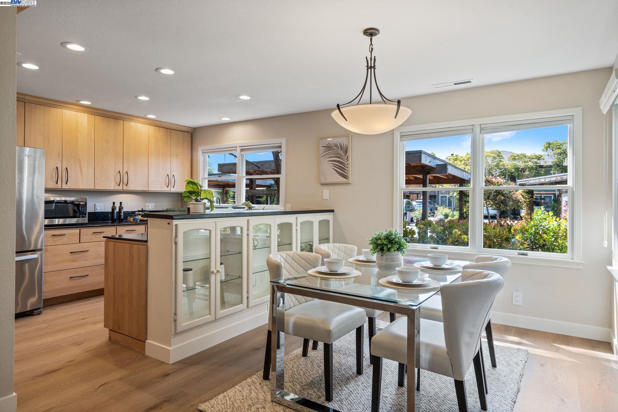 Detail Gallery Image 4 of 35 For 642 Centre Ct, Alameda,  CA 94502 - 2 Beds | 2/1 Baths