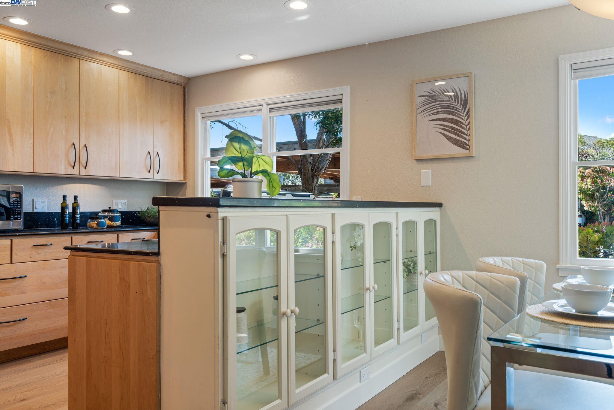 Detail Gallery Image 5 of 35 For 642 Centre Ct, Alameda,  CA 94502 - 2 Beds | 2/1 Baths