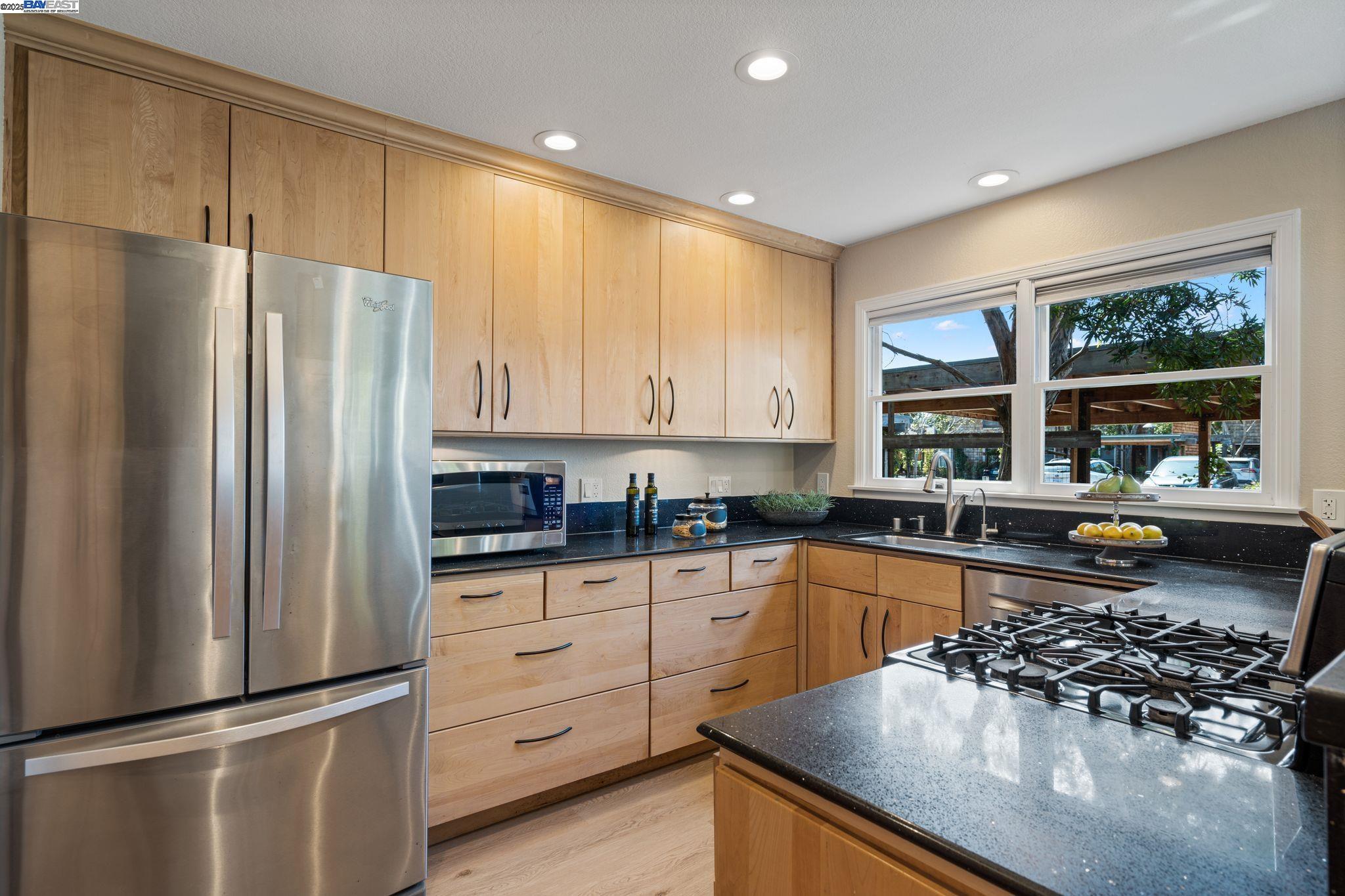 Detail Gallery Image 7 of 35 For 642 Centre Ct, Alameda,  CA 94502 - 2 Beds | 2/1 Baths