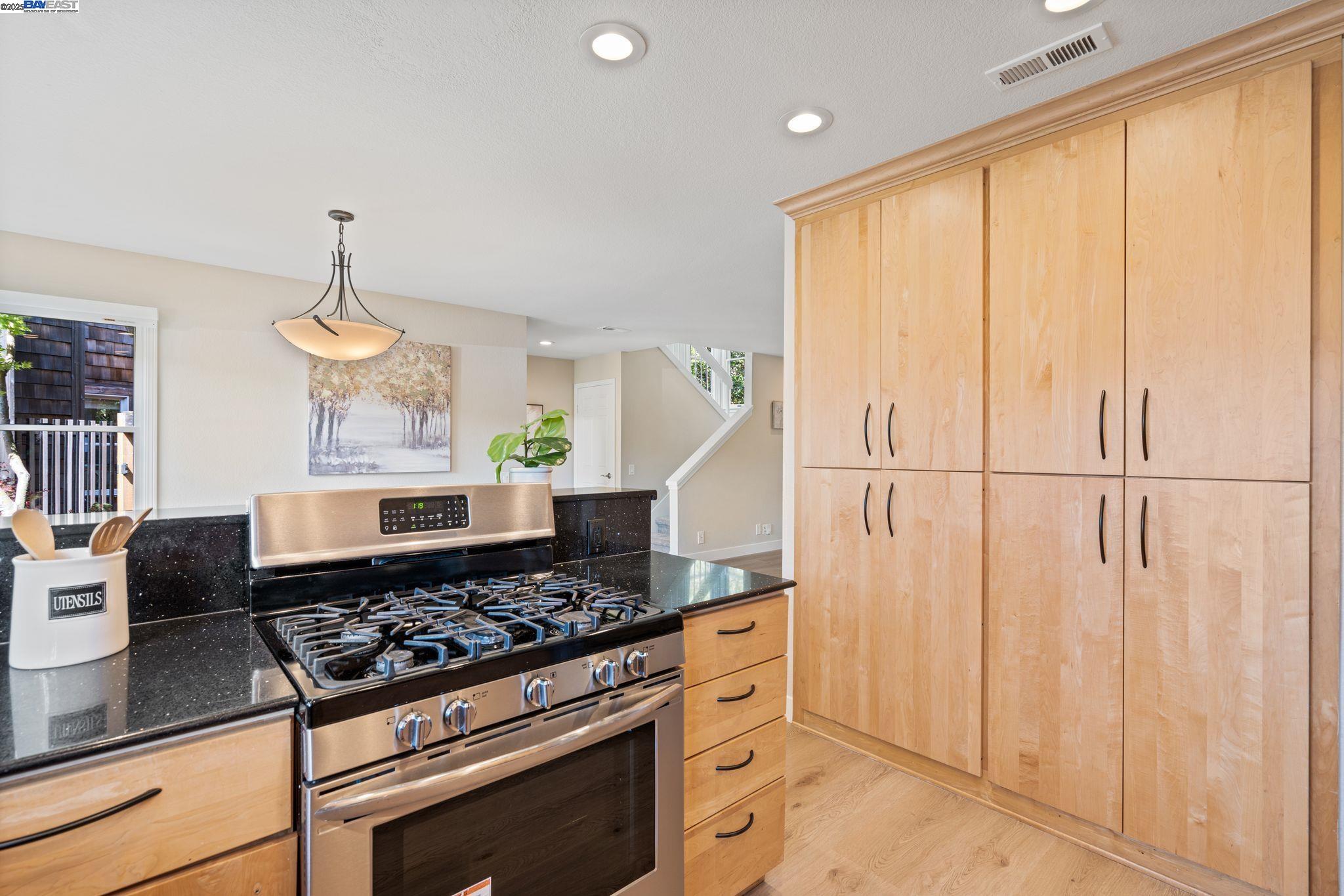 Detail Gallery Image 8 of 35 For 642 Centre Ct, Alameda,  CA 94502 - 2 Beds | 2/1 Baths