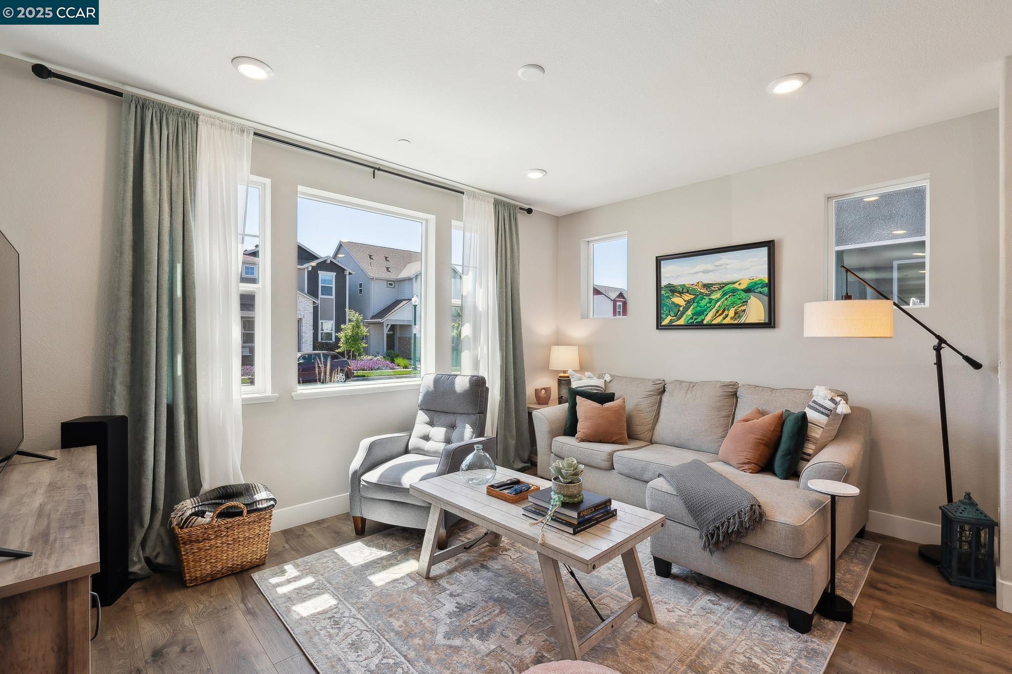 Detail Gallery Image 6 of 35 For 2940 Wheat Grass Street, Sacramento,  CA 95833 - 3 Beds | 3 Baths
