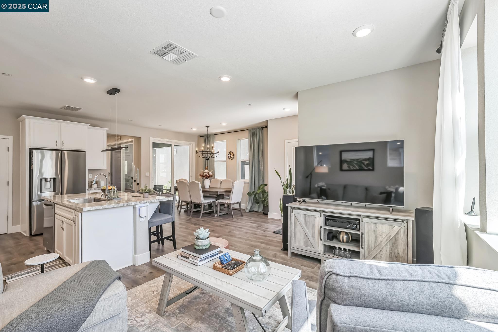 Detail Gallery Image 8 of 35 For 2940 Wheat Grass Street, Sacramento,  CA 95833 - 3 Beds | 3 Baths