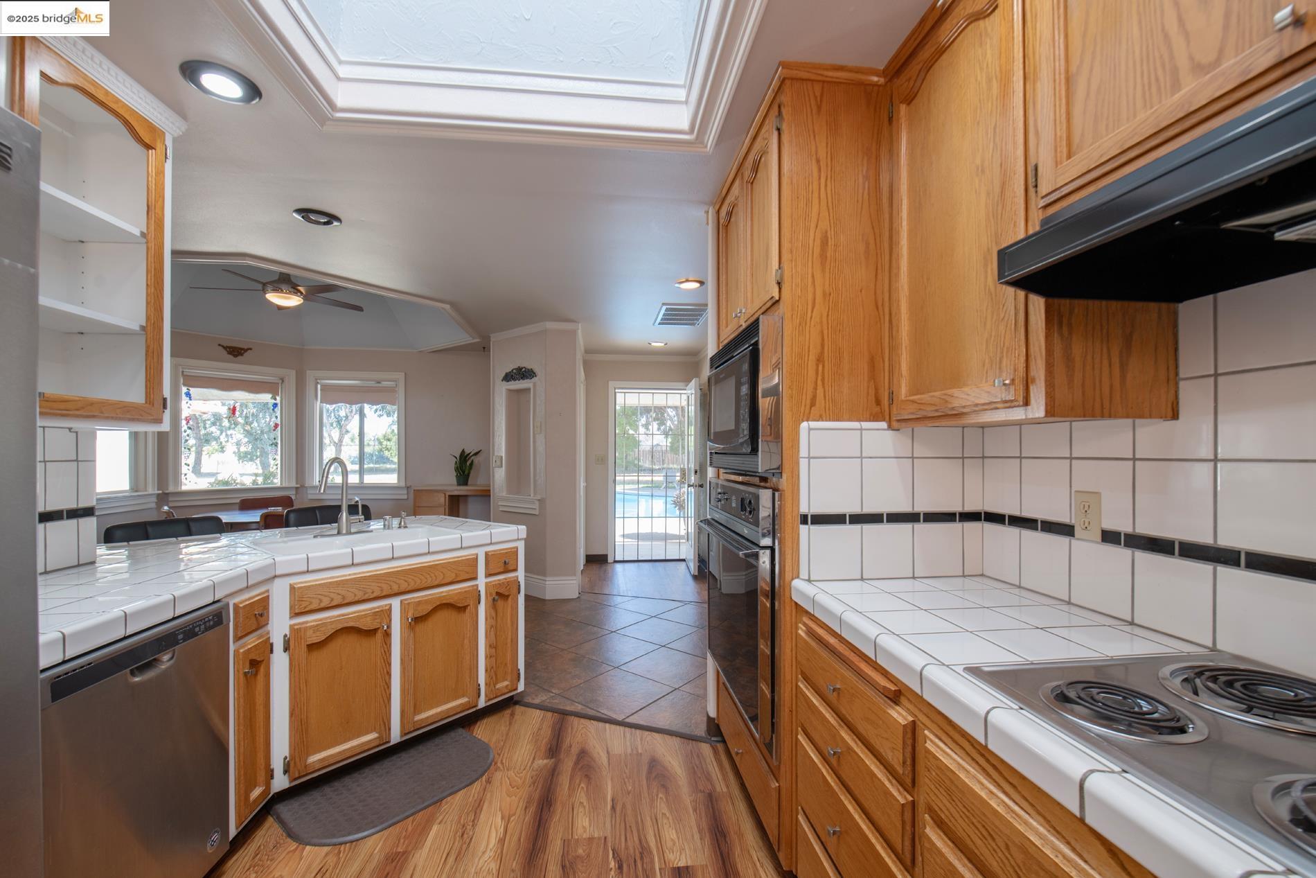 Detail Gallery Image 6 of 19 For 36357 Marciel Ave, Madera,  CA 93636 - 3 Beds | 2/1 Baths