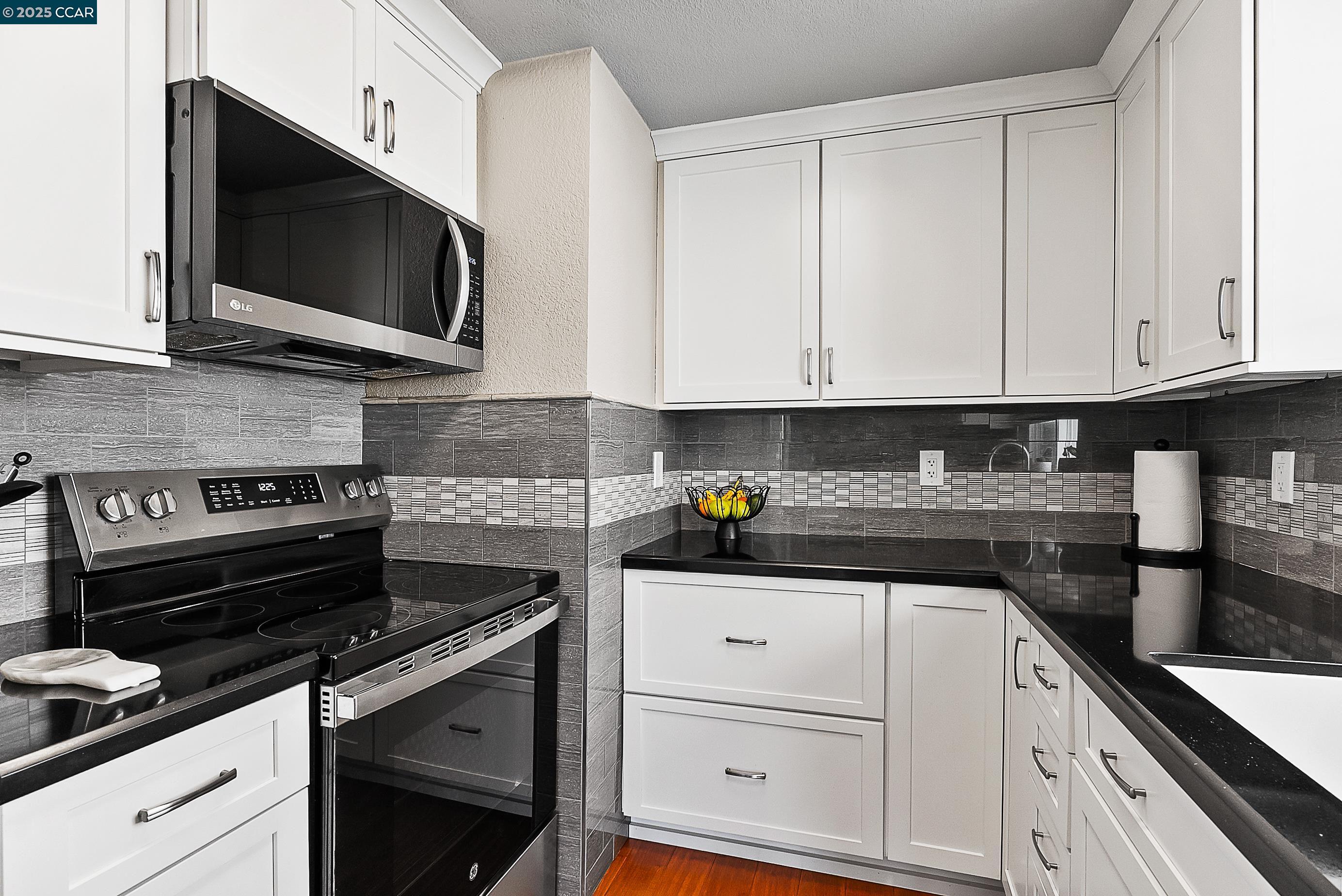 Detail Gallery Image 2 of 37 For 1817 Shirley Dr, Benicia,  CA 94510 - 2 Beds | 2 Baths