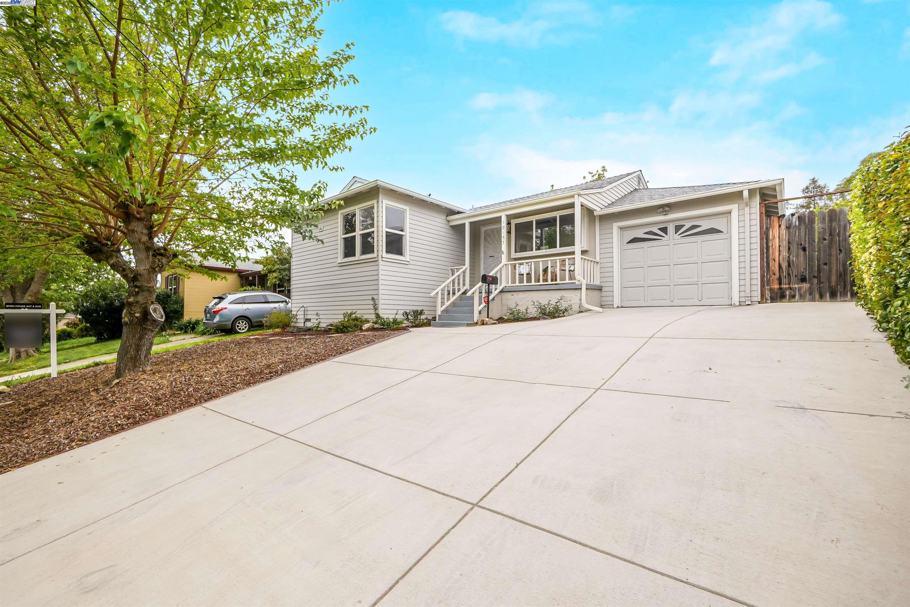Detail Gallery Image 2 of 44 For 19157 San Miguel Ave, Castro Valley,  CA 94546 - 3 Beds | 1/1 Baths