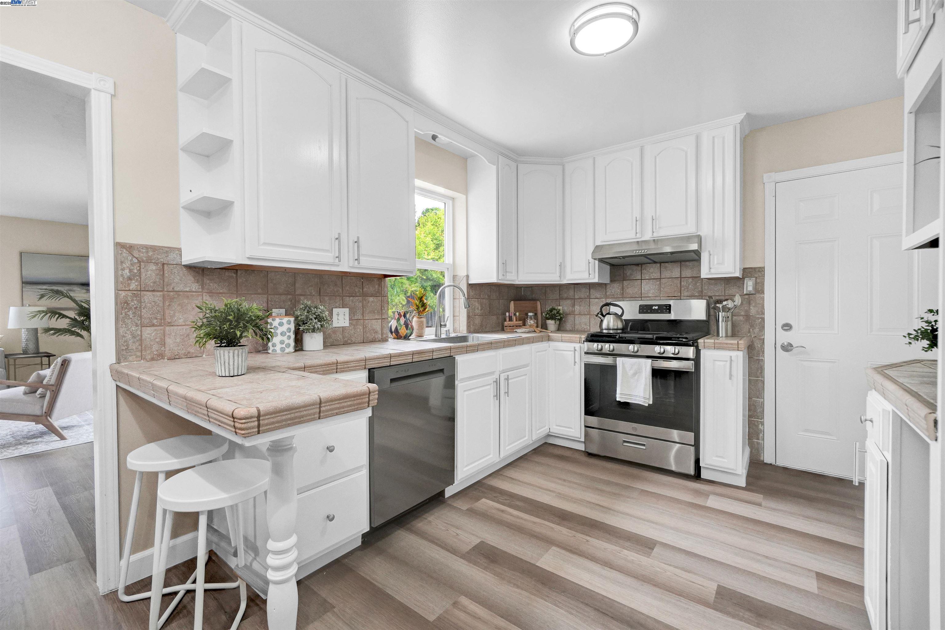 Detail Gallery Image 16 of 44 For 19157 San Miguel Ave, Castro Valley,  CA 94546 - 3 Beds | 1/1 Baths