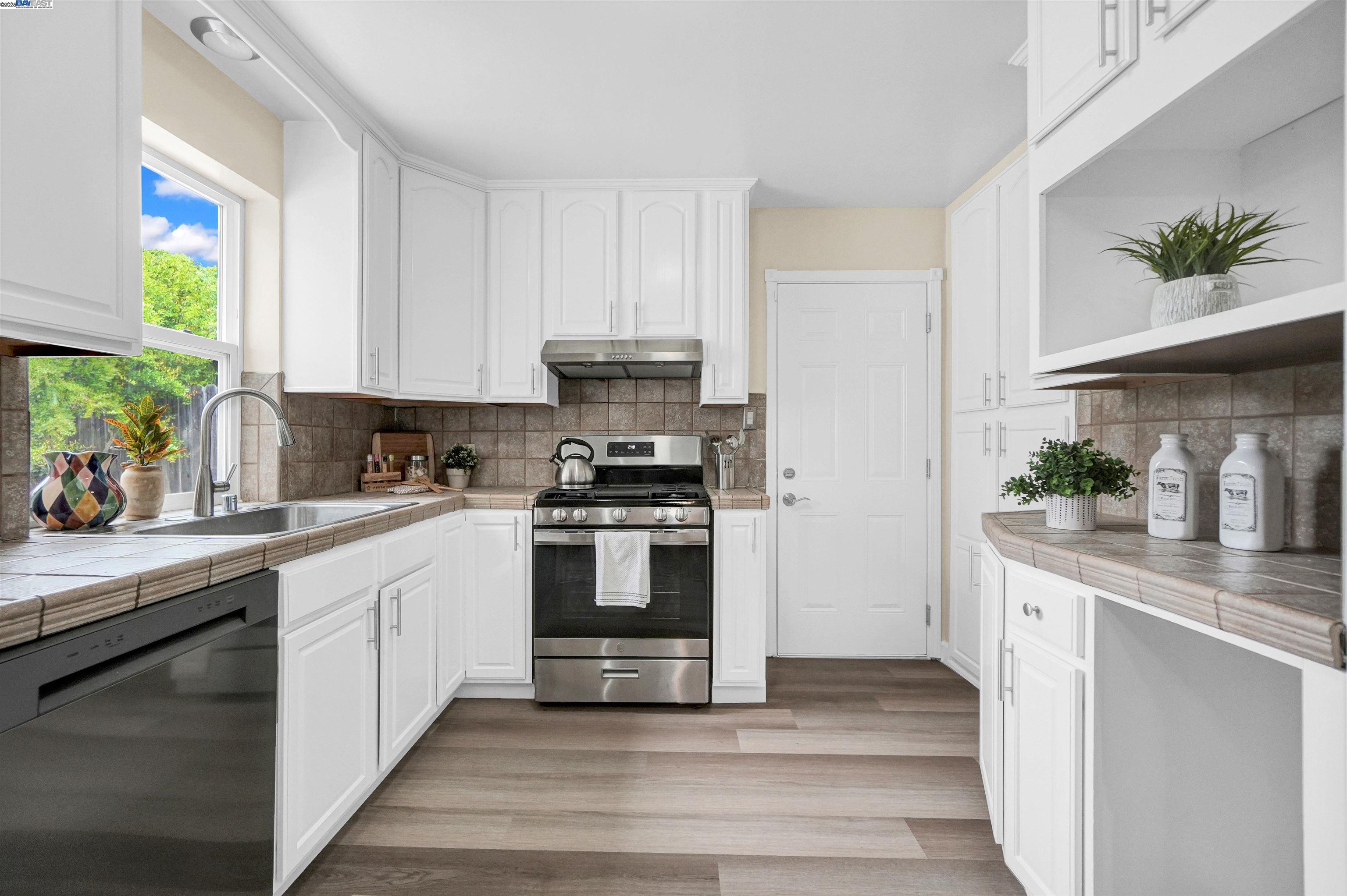 Detail Gallery Image 17 of 44 For 19157 San Miguel Ave, Castro Valley,  CA 94546 - 3 Beds | 1/1 Baths